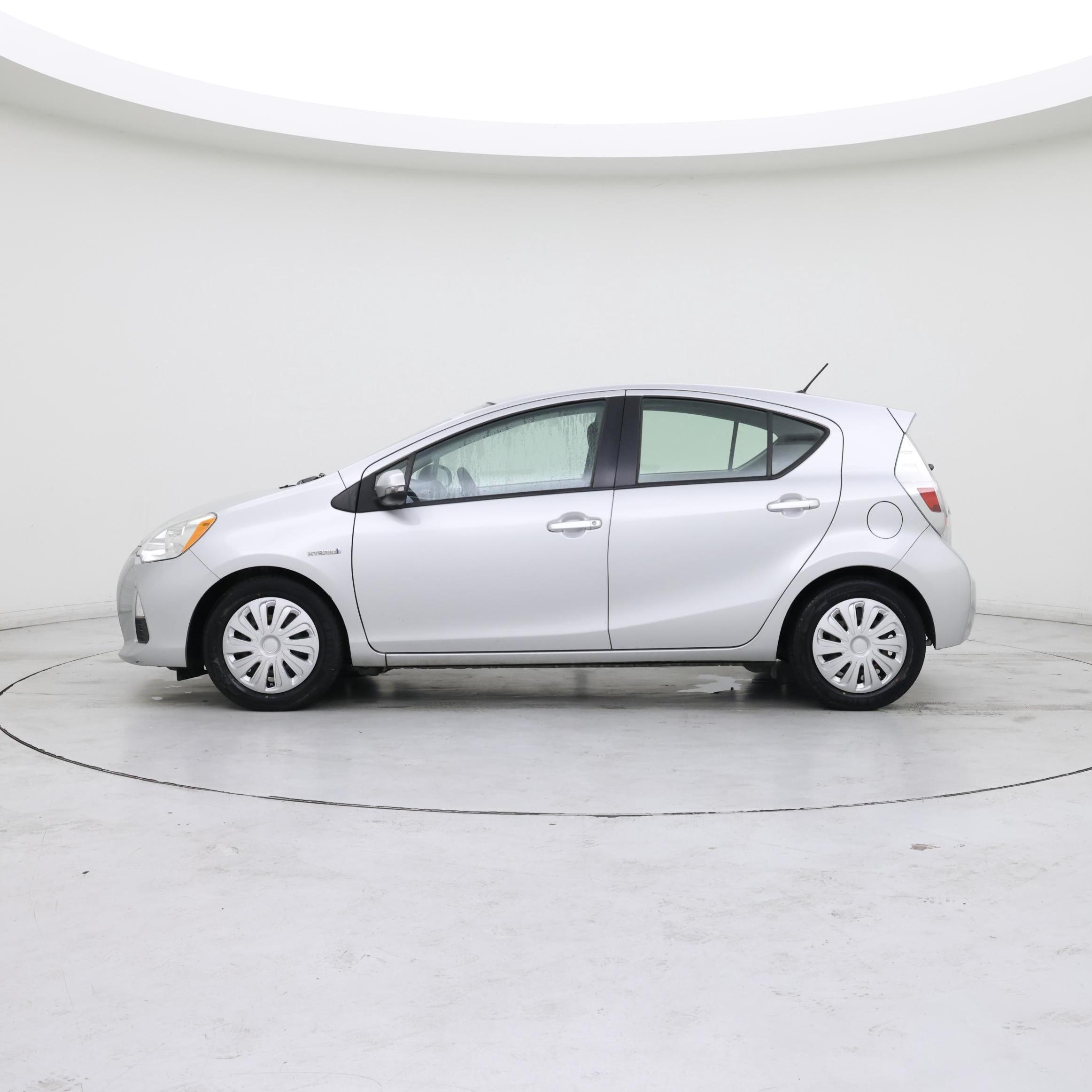 Thumbnail: 2014 Toyota Prius c - 3