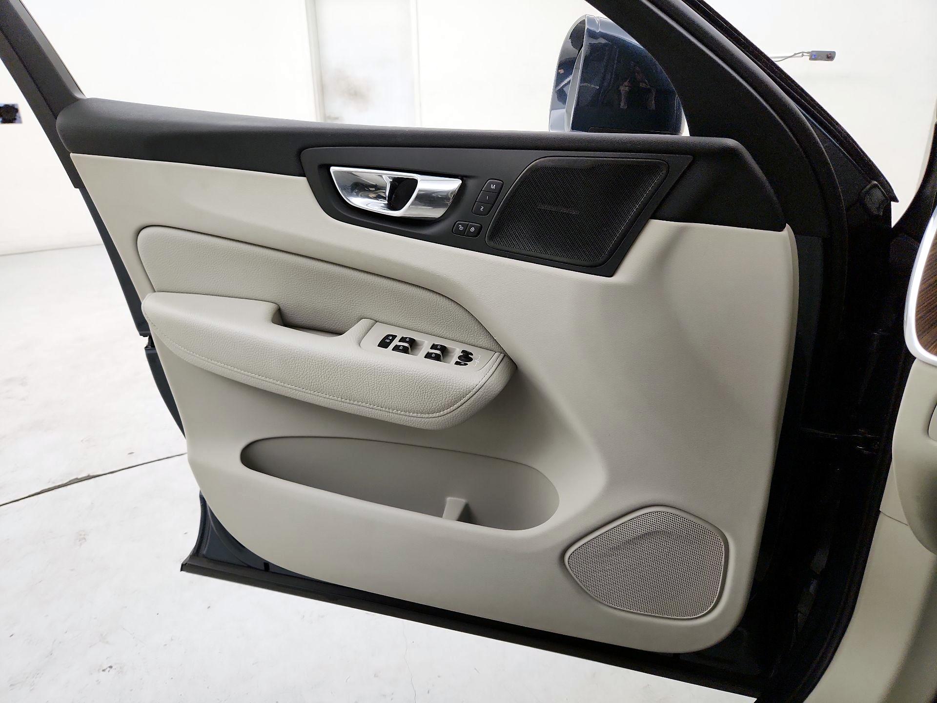 Thumbnail: 2019 Volvo XC60 - 12