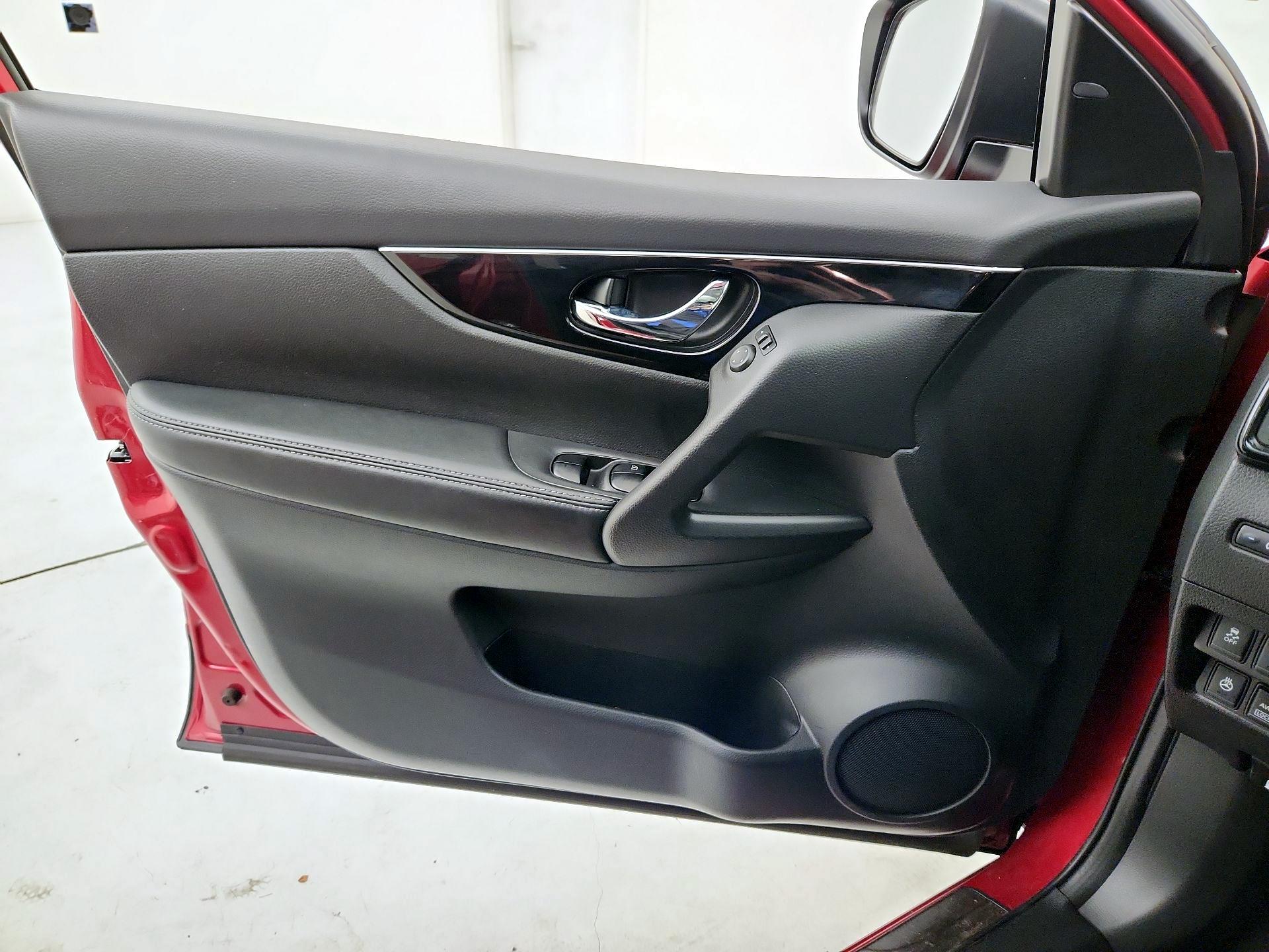 Thumbnail: 2017 Nissan Rogue Sport - 12