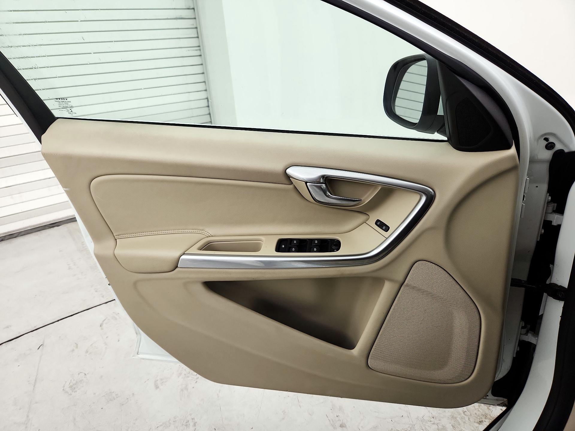 Thumbnail: 2015 Volvo V60 - 12