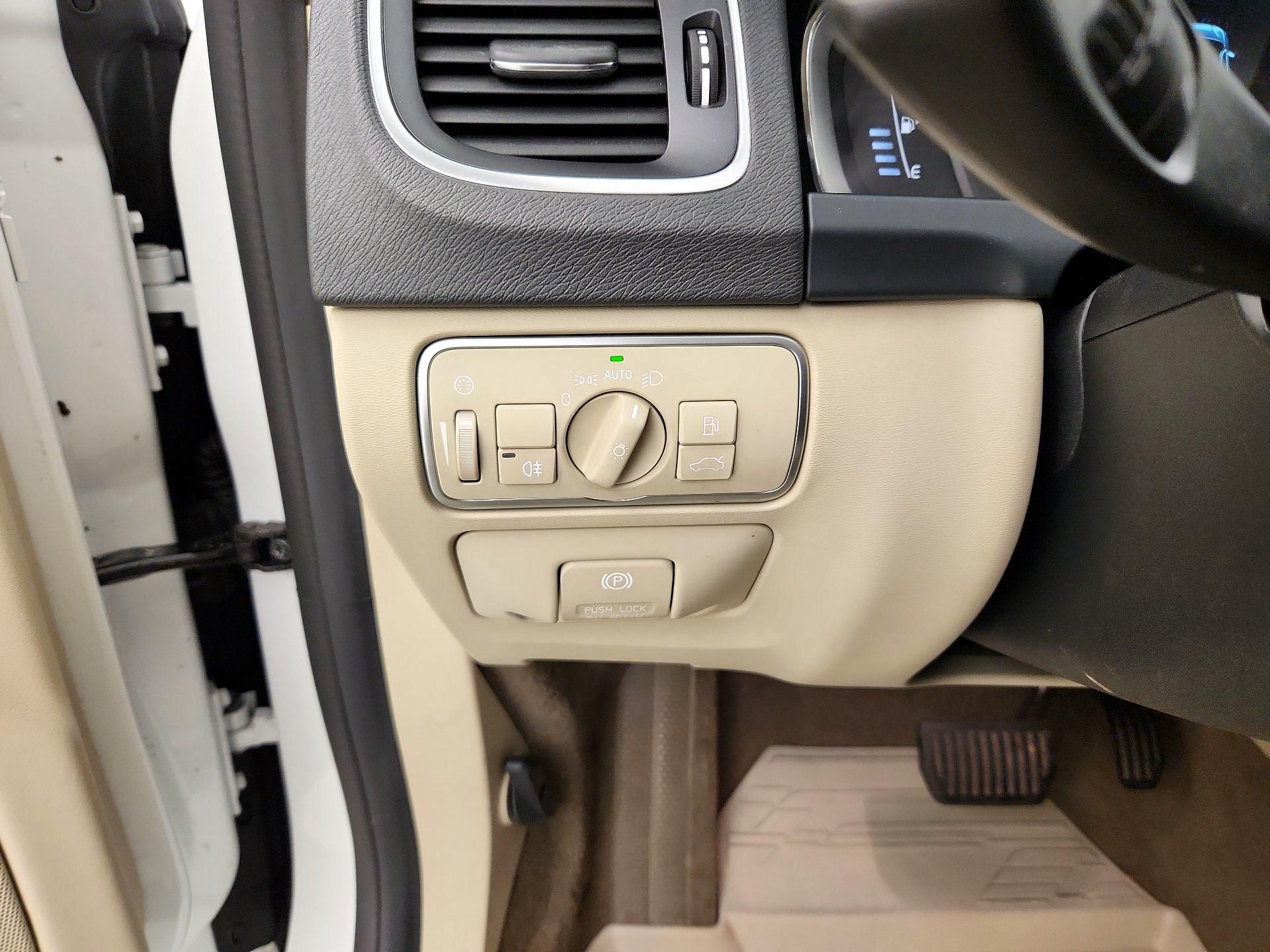 Thumbnail: 2015 Volvo V60 - 13