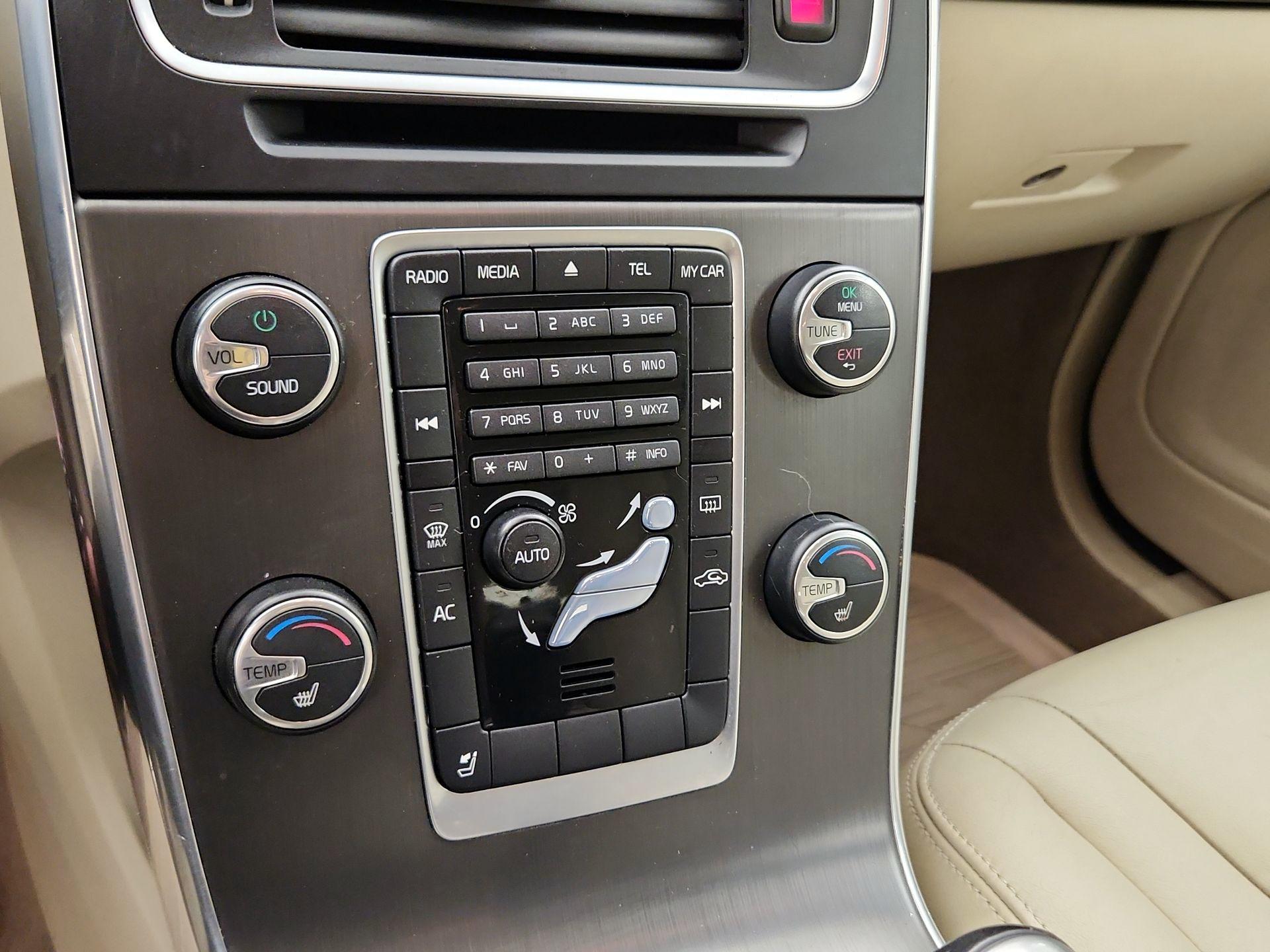 Thumbnail: 2015 Volvo V60 - 15