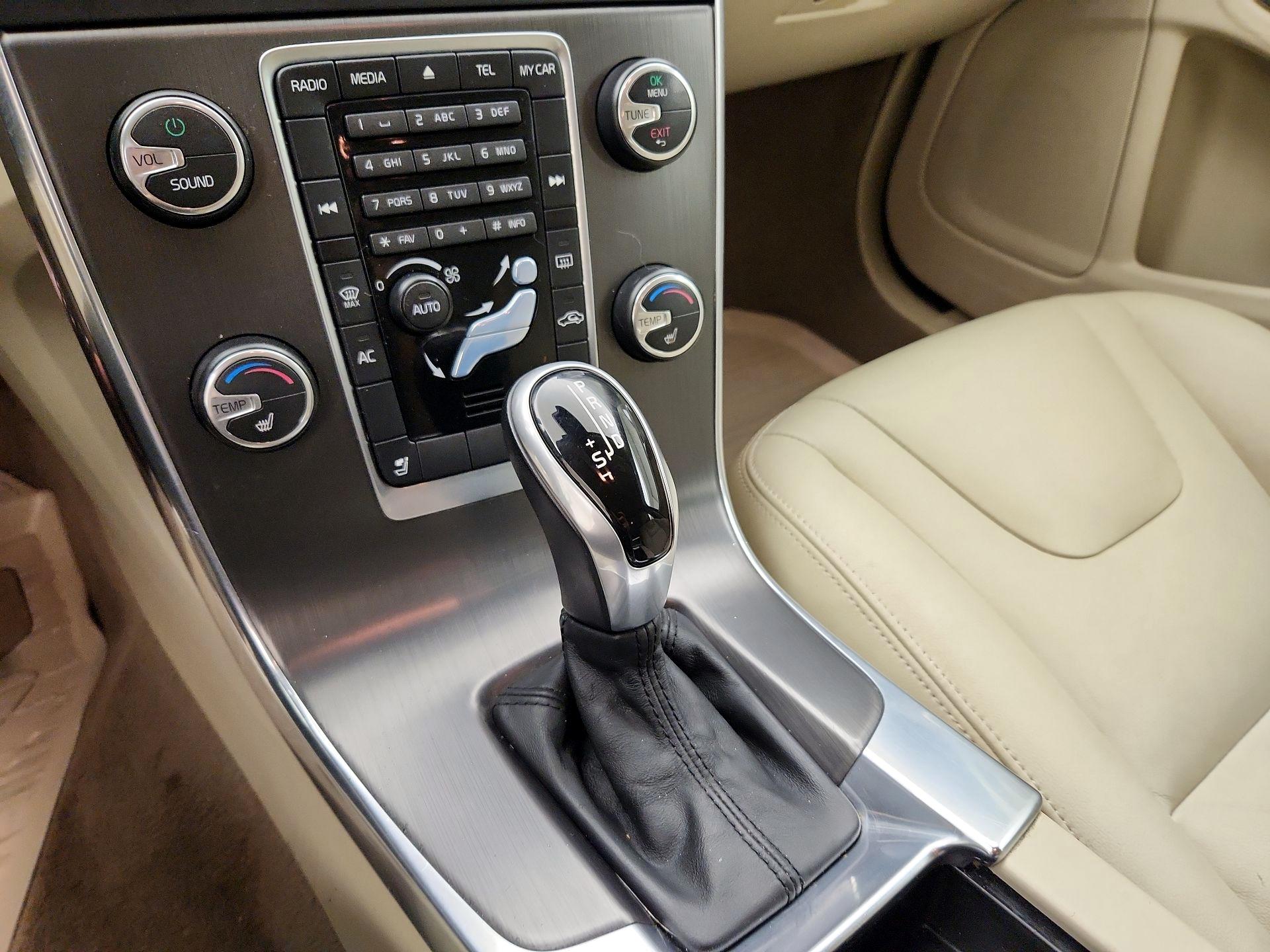Thumbnail: 2015 Volvo V60 - 16