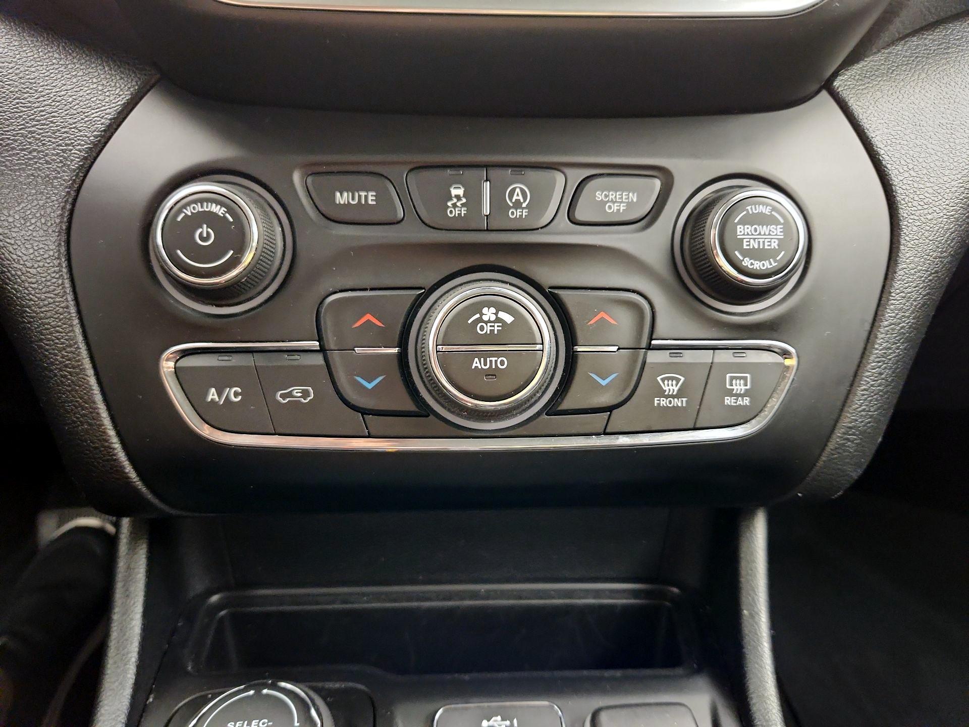 Thumbnail: 2022 Jeep Cherokee - 16