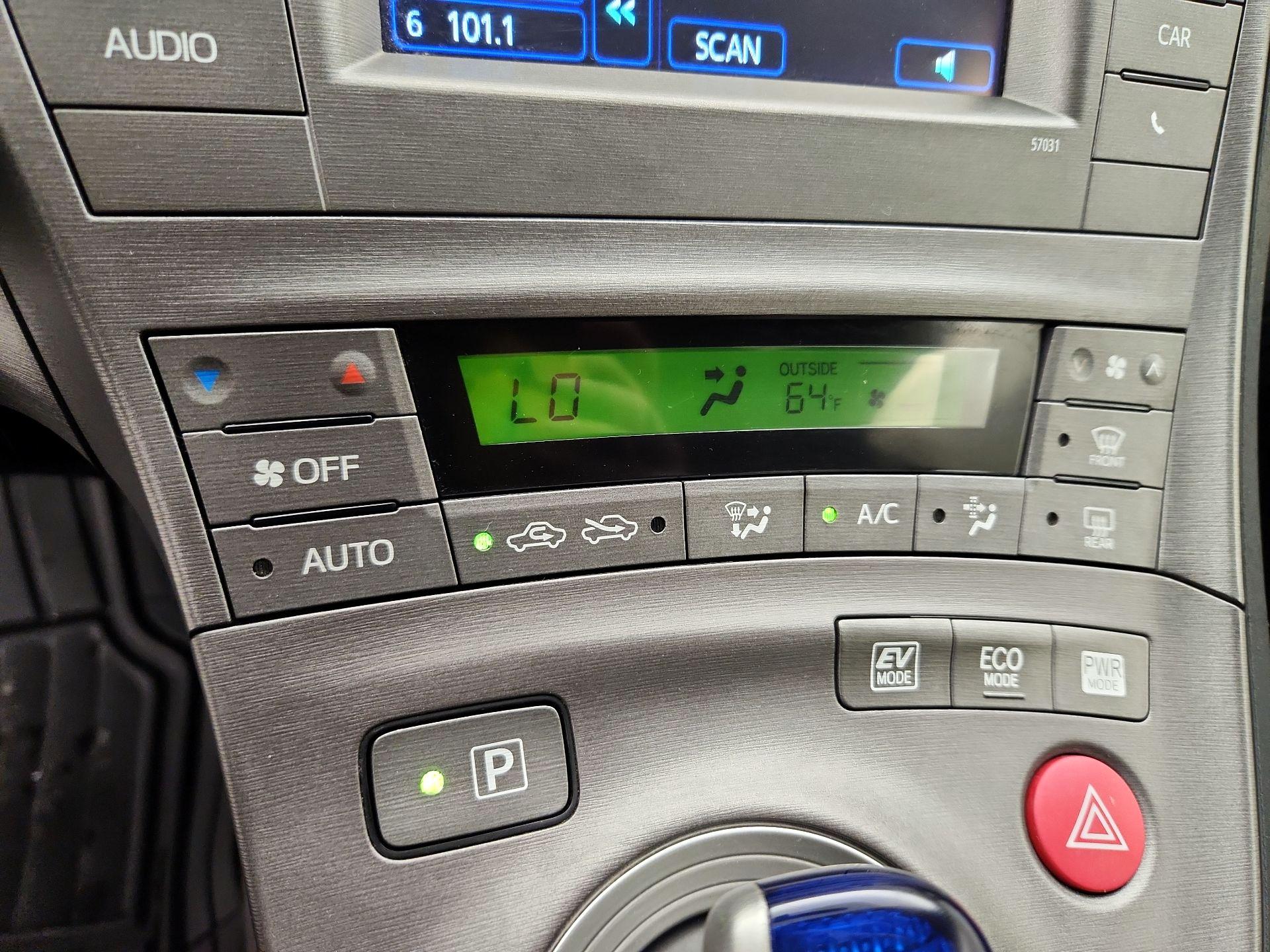 Thumbnail: 2015 Toyota Prius - 16