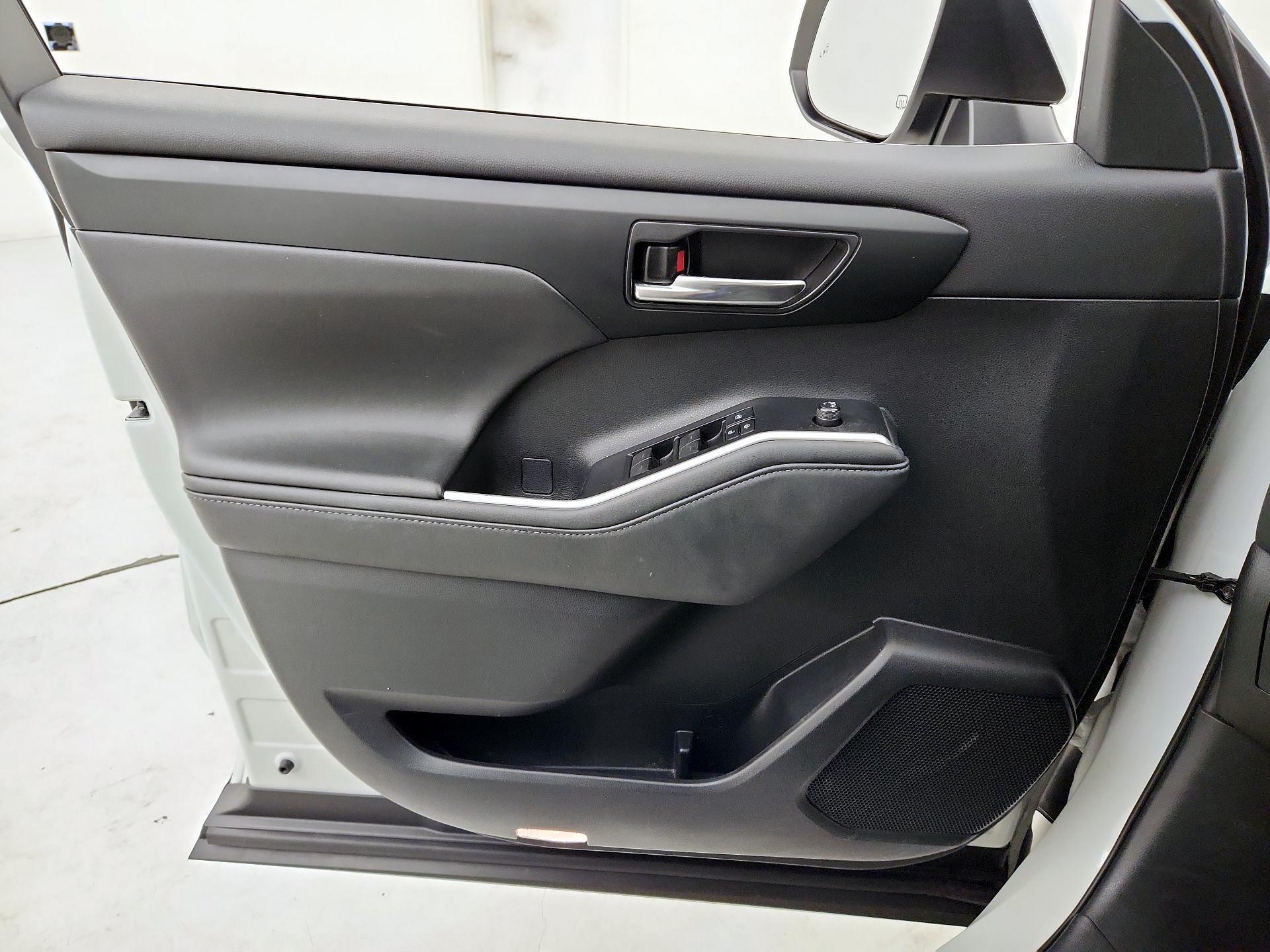 Thumbnail: 2021 Toyota Highlander - 12