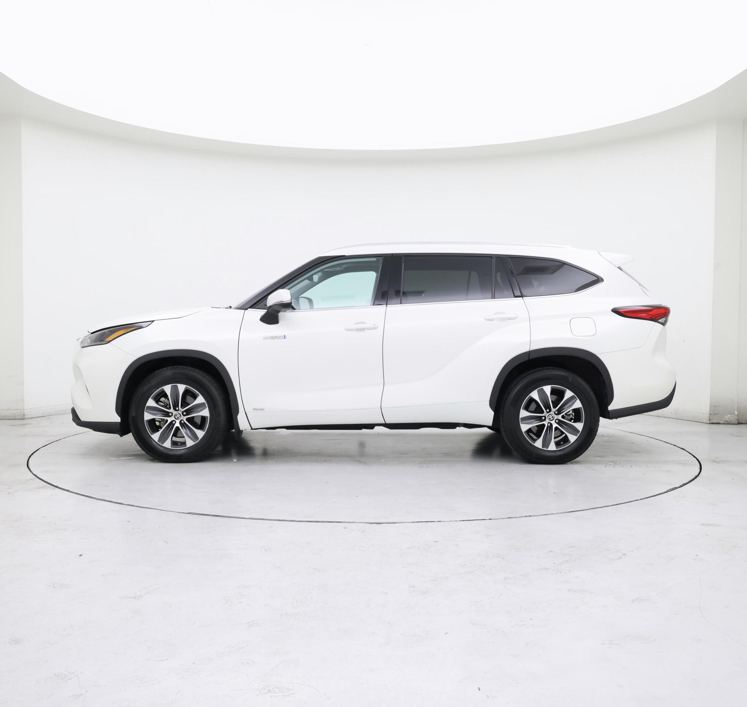 Thumbnail: 2021 Toyota Highlander - 3