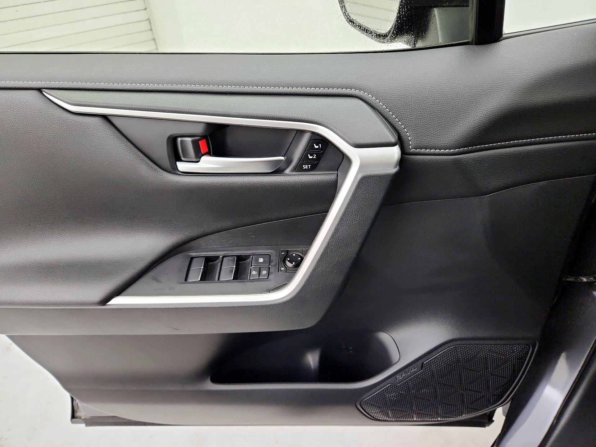 Thumbnail: 2019 Toyota RAV4 - 12