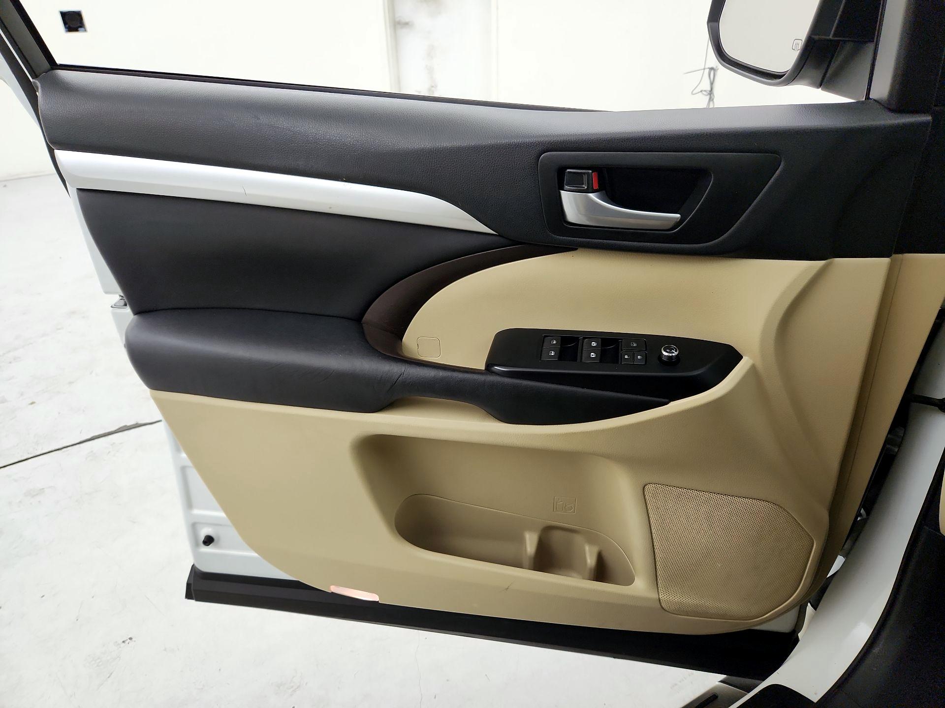 Thumbnail: 2016 Toyota Highlander - 12