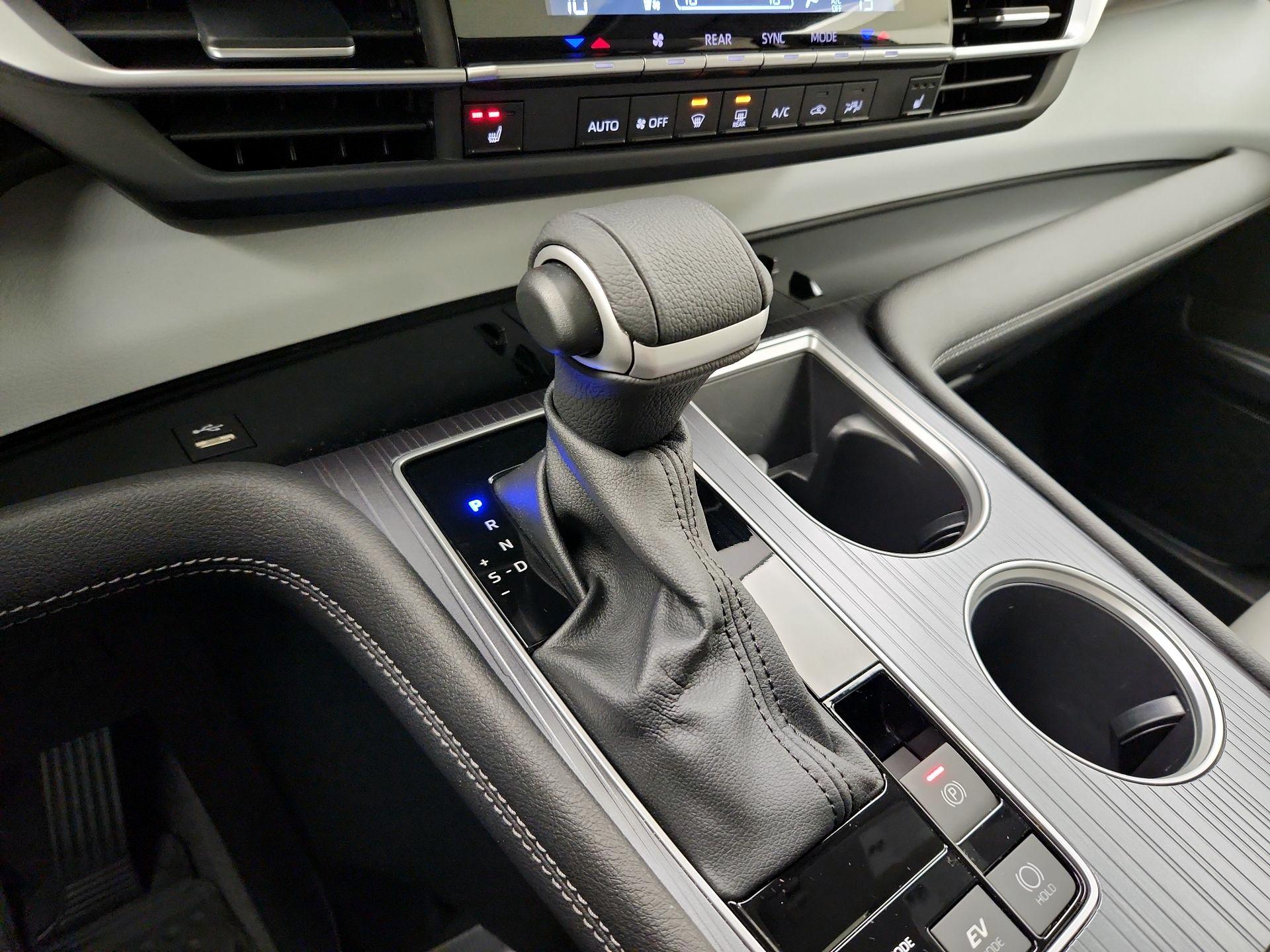 Thumbnail: 2025 Toyota Sienna - 17