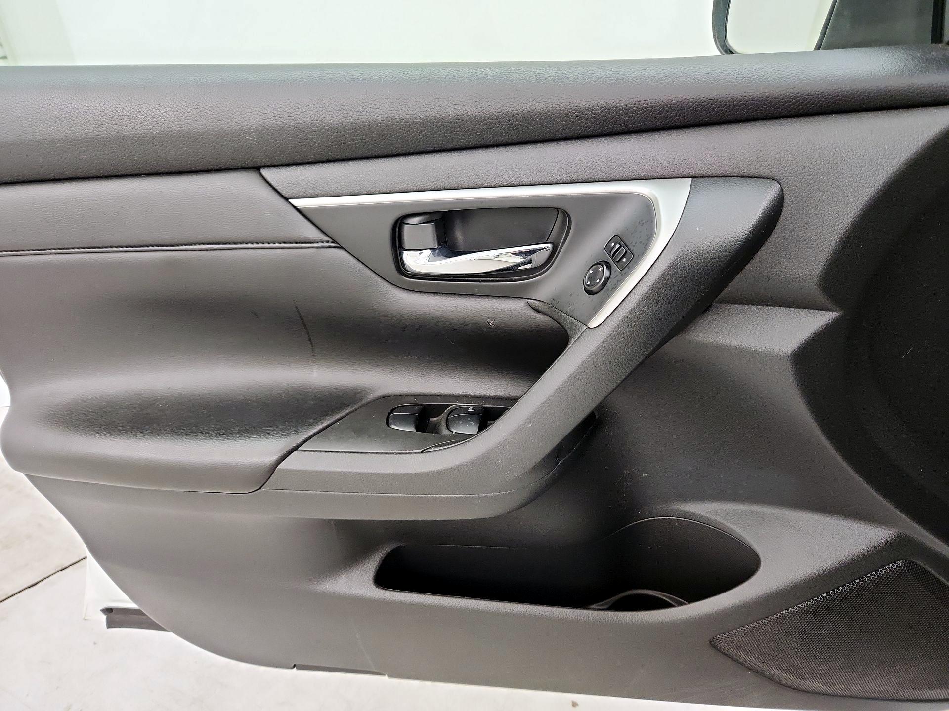 Thumbnail: 2015 Nissan Altima - 12