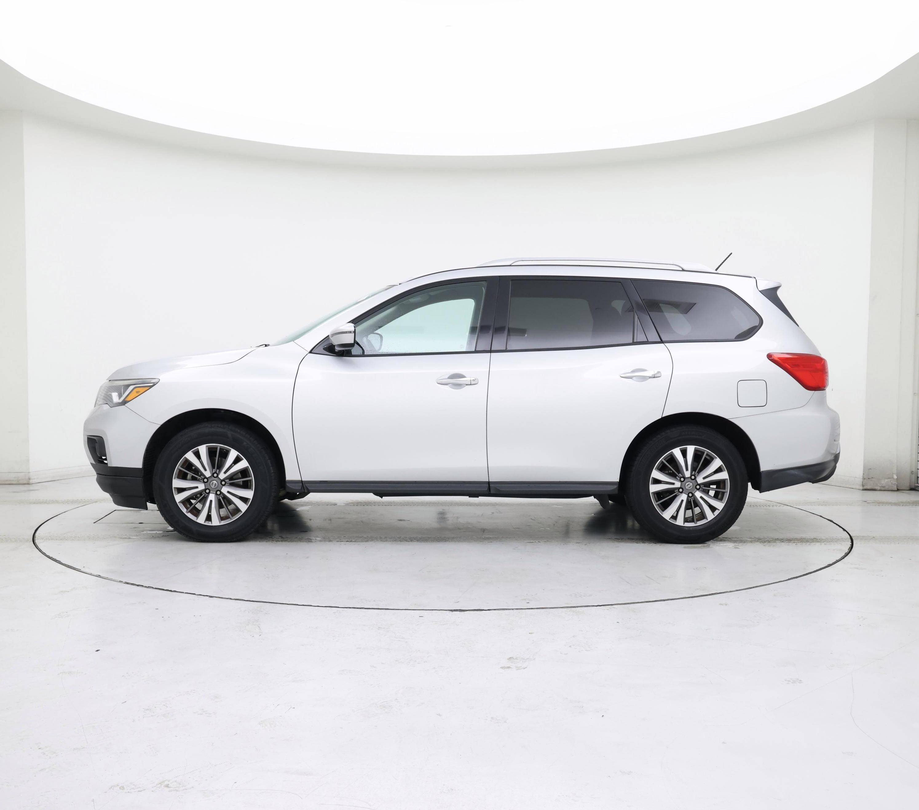 Thumbnail: 2017 Nissan Pathfinder - 3