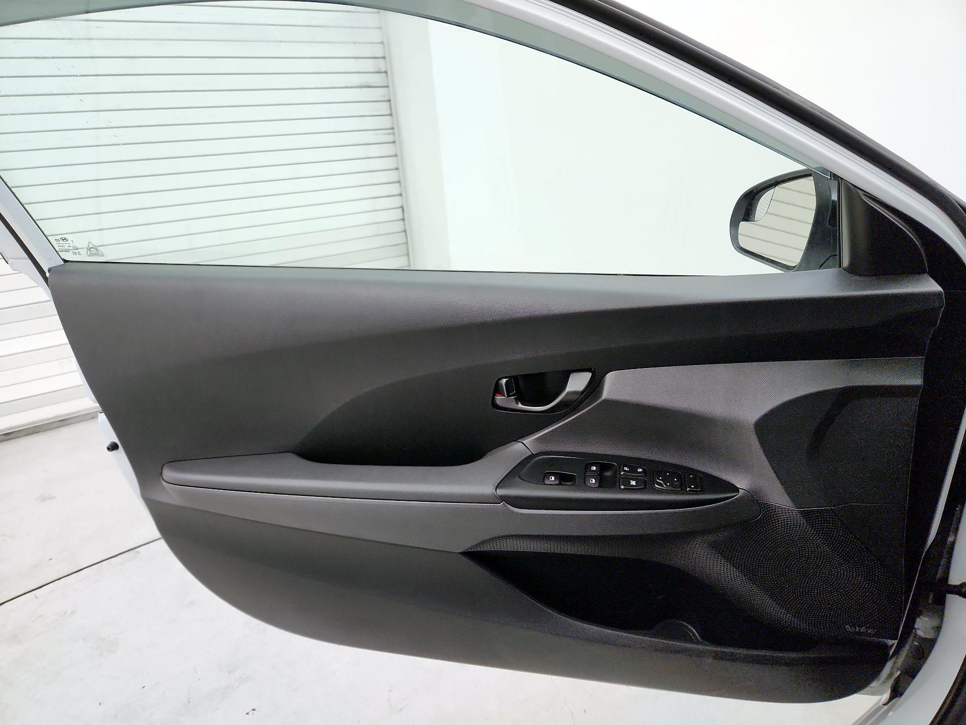 Thumbnail: 2020 Hyundai Veloster - 12