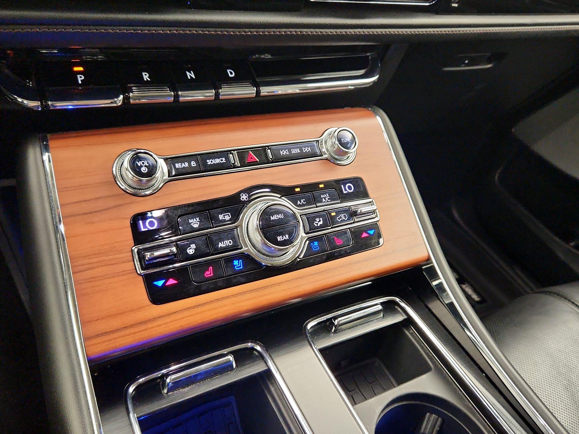 Thumbnail: 2020 Lincoln Aviator - 17