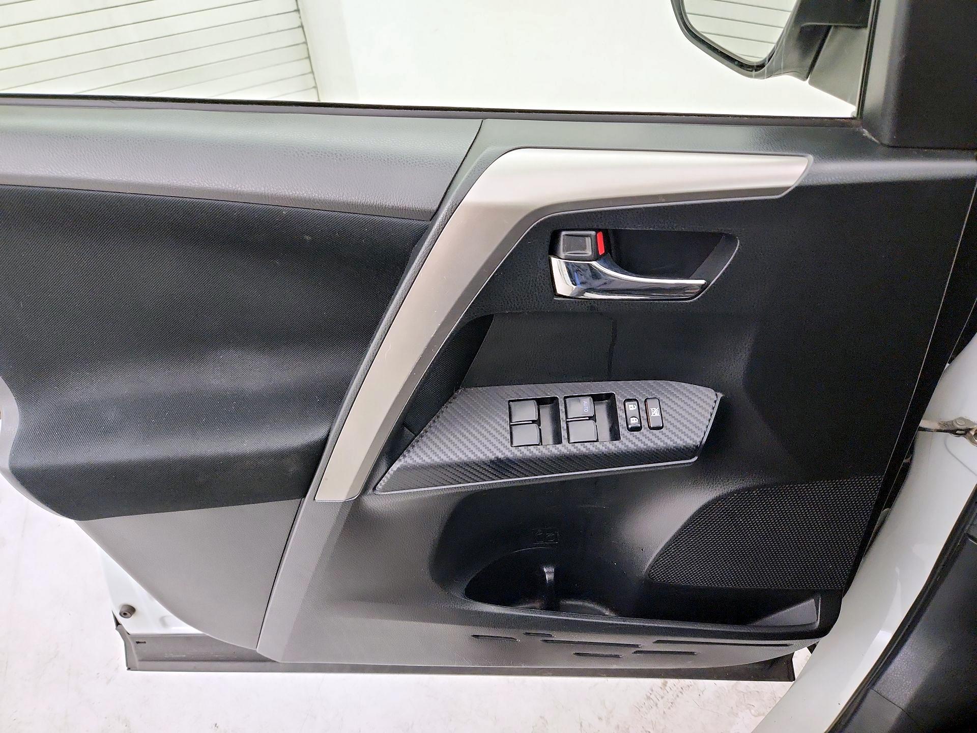 Thumbnail: 2015 Toyota RAV4 - 12