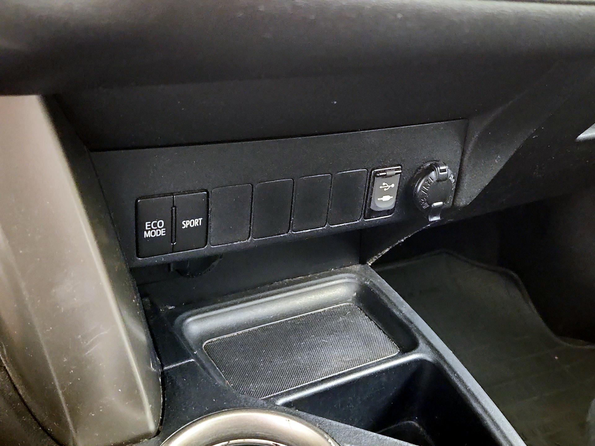 Thumbnail: 2015 Toyota RAV4 - 18