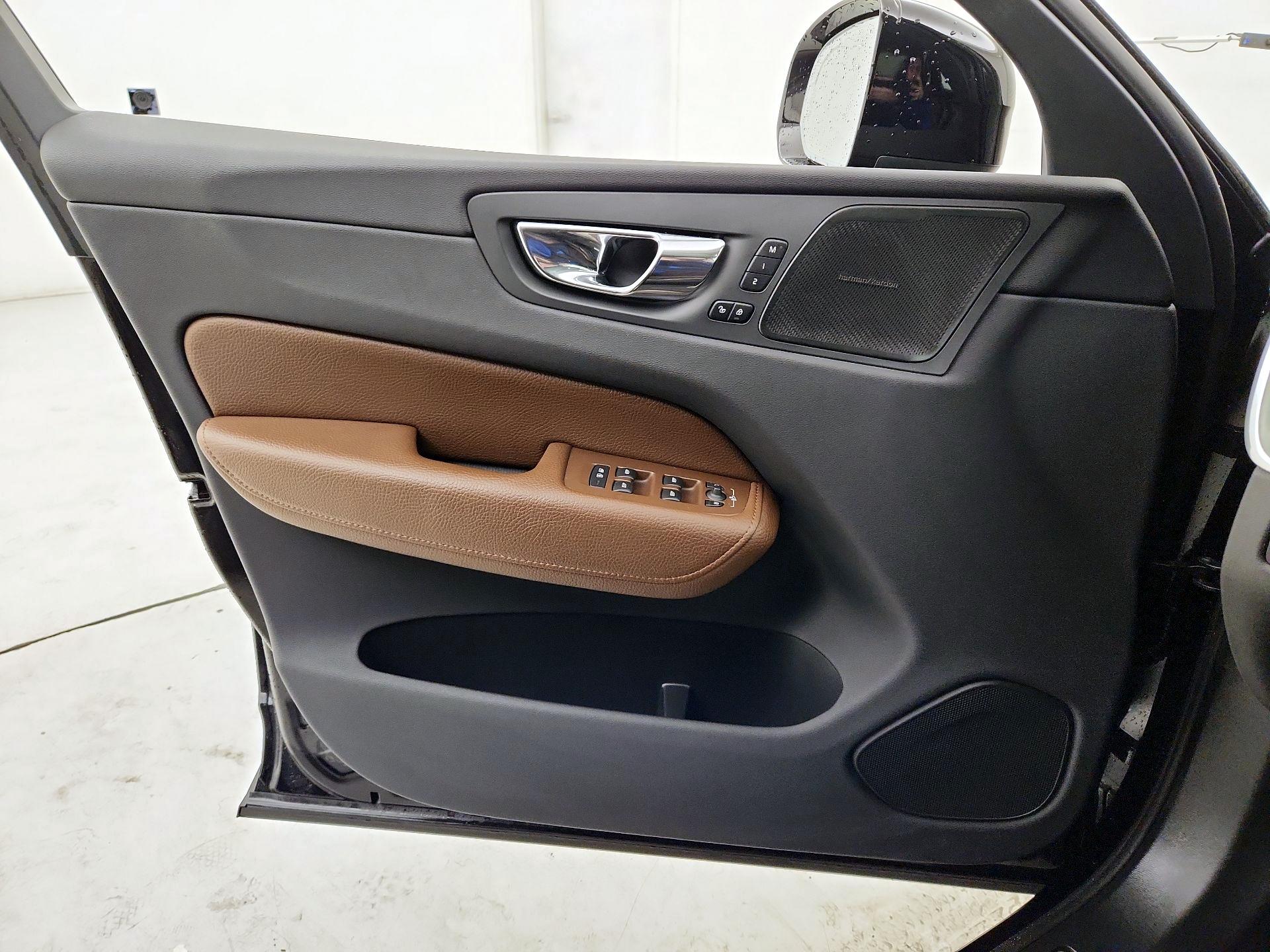 Thumbnail: 2019 Volvo XC60 - 12
