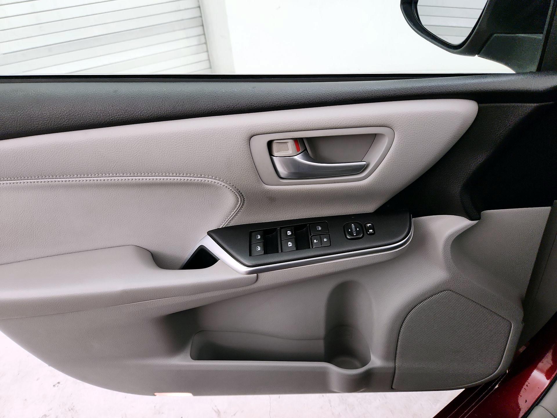 Thumbnail: 2015 Toyota Camry - 12