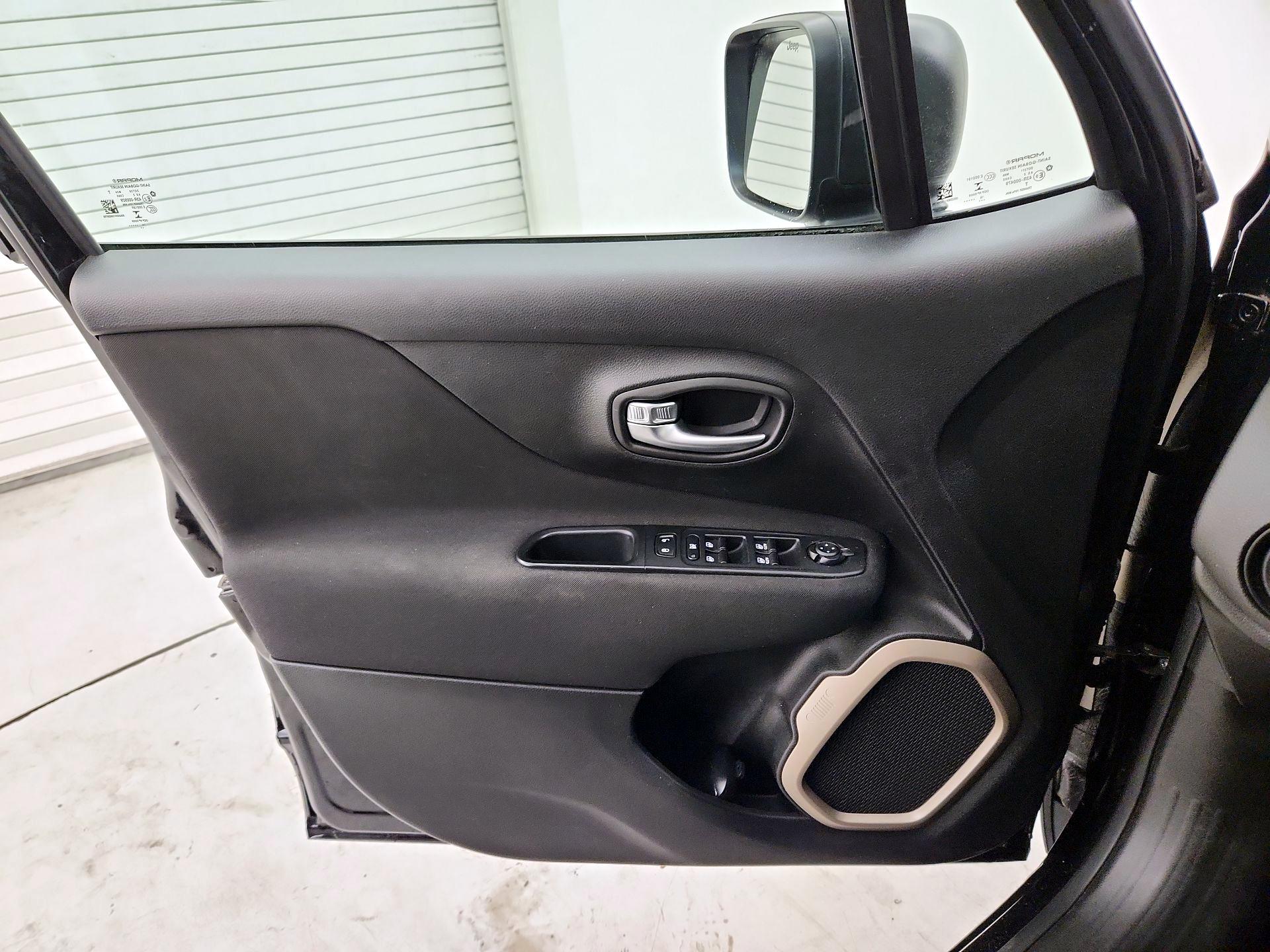 Thumbnail: 2017 Jeep Renegade - 12