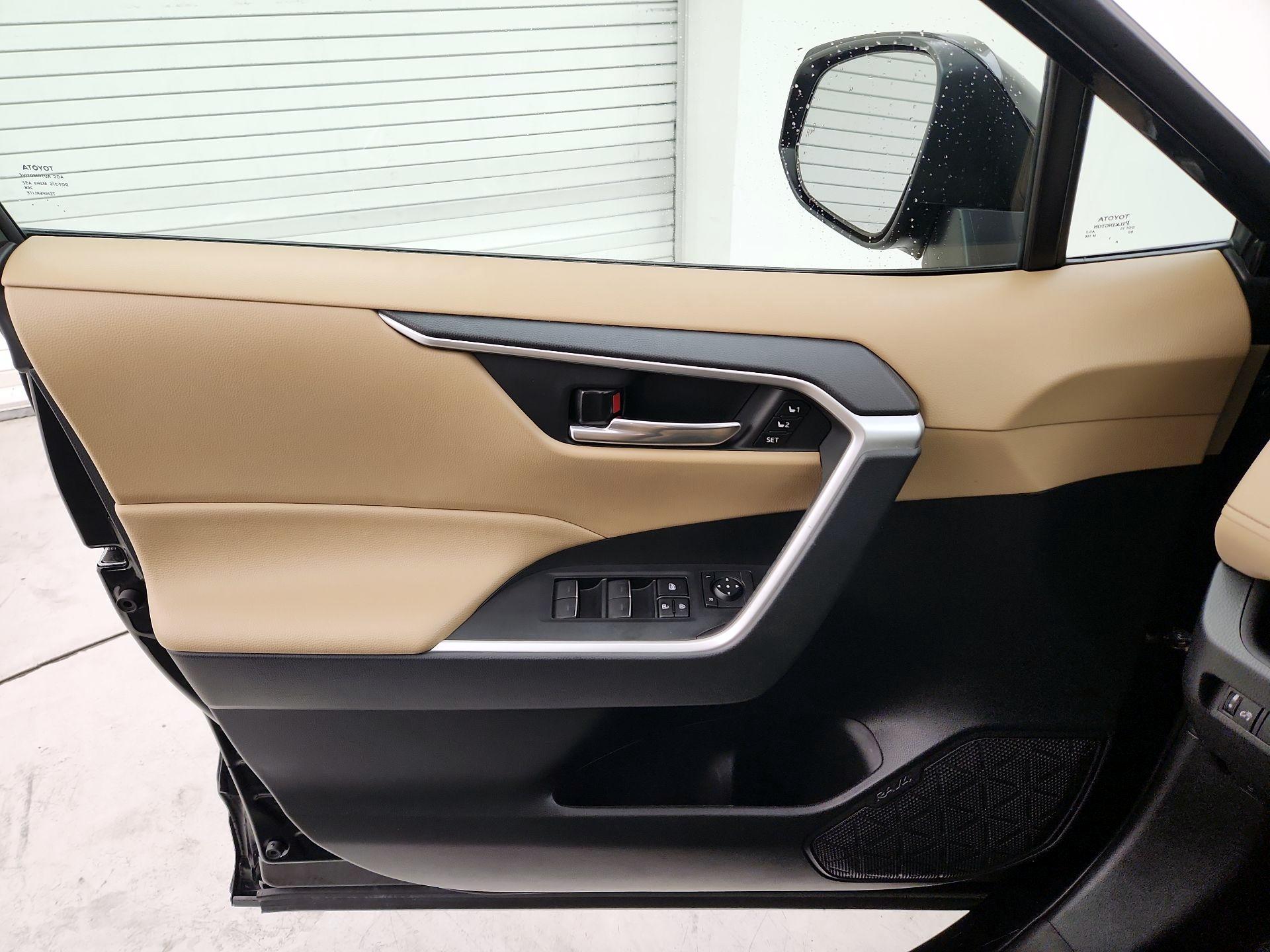 Thumbnail: 2022 Toyota RAV4 - 12