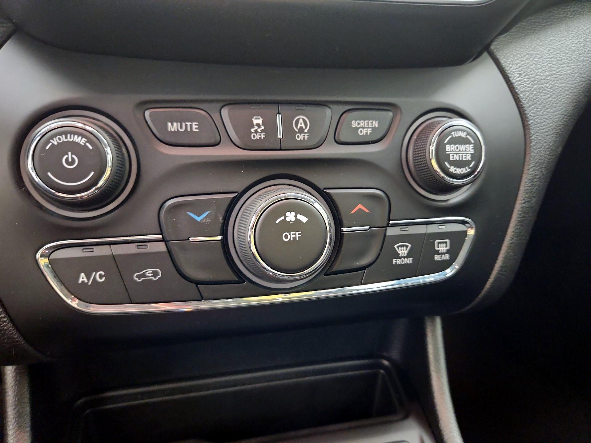 Thumbnail: 2021 Jeep Cherokee - 16