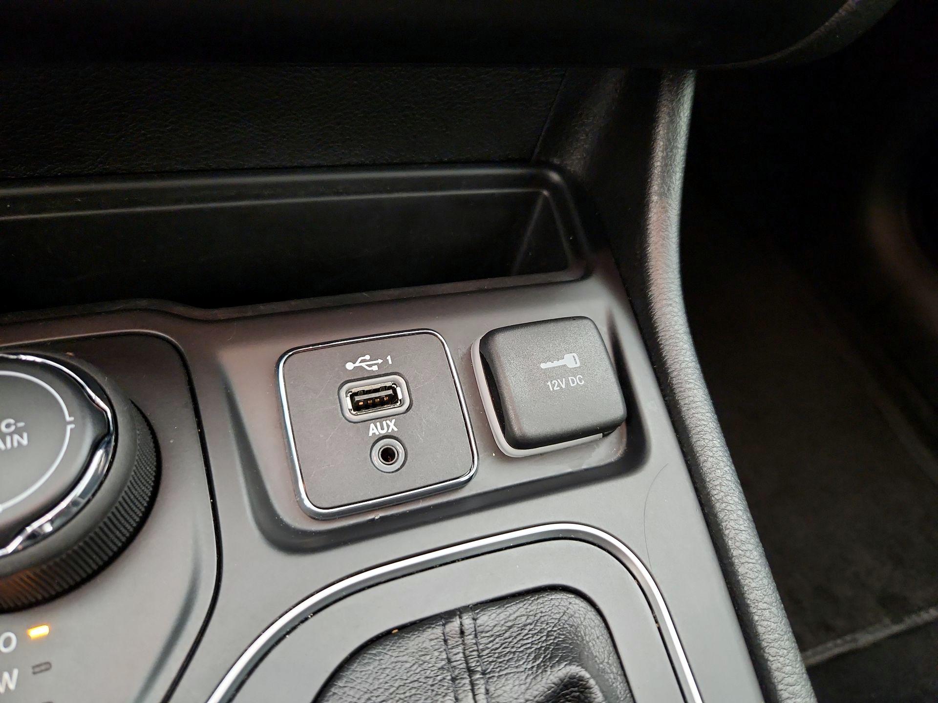 Thumbnail: 2021 Jeep Cherokee - 18