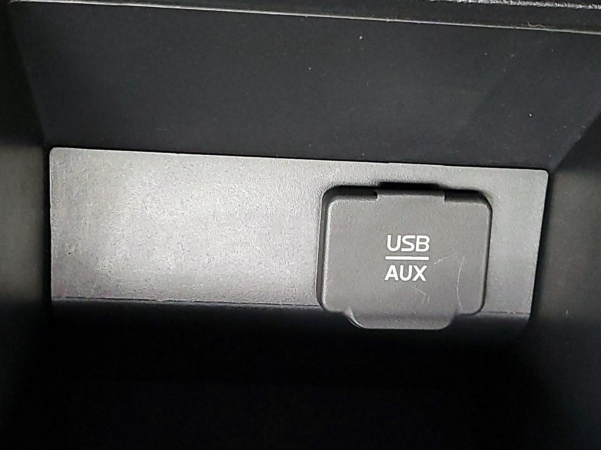 Thumbnail: 2016 Nissan Sentra - 17