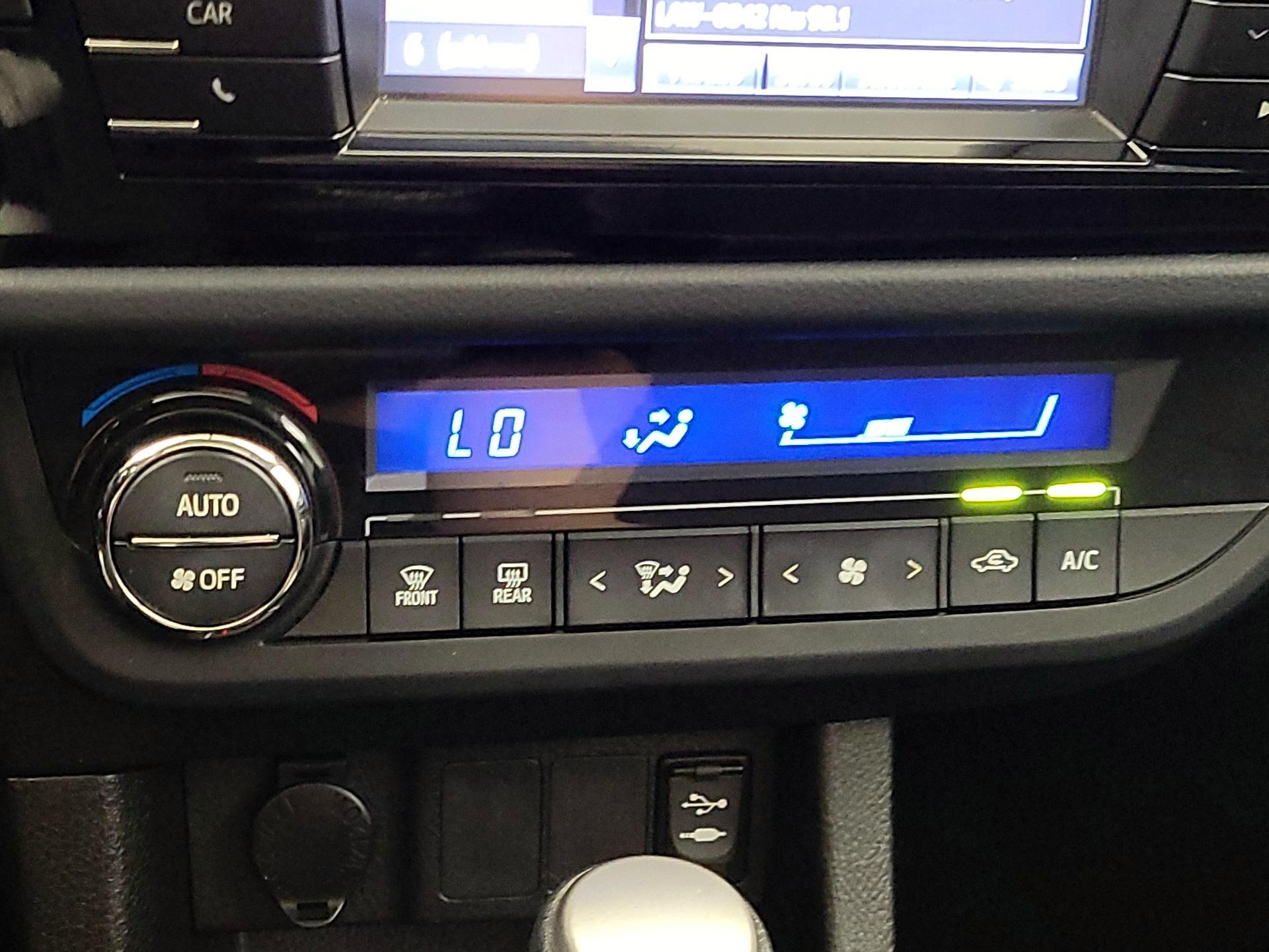 Thumbnail: 2015 Toyota Corolla - 16