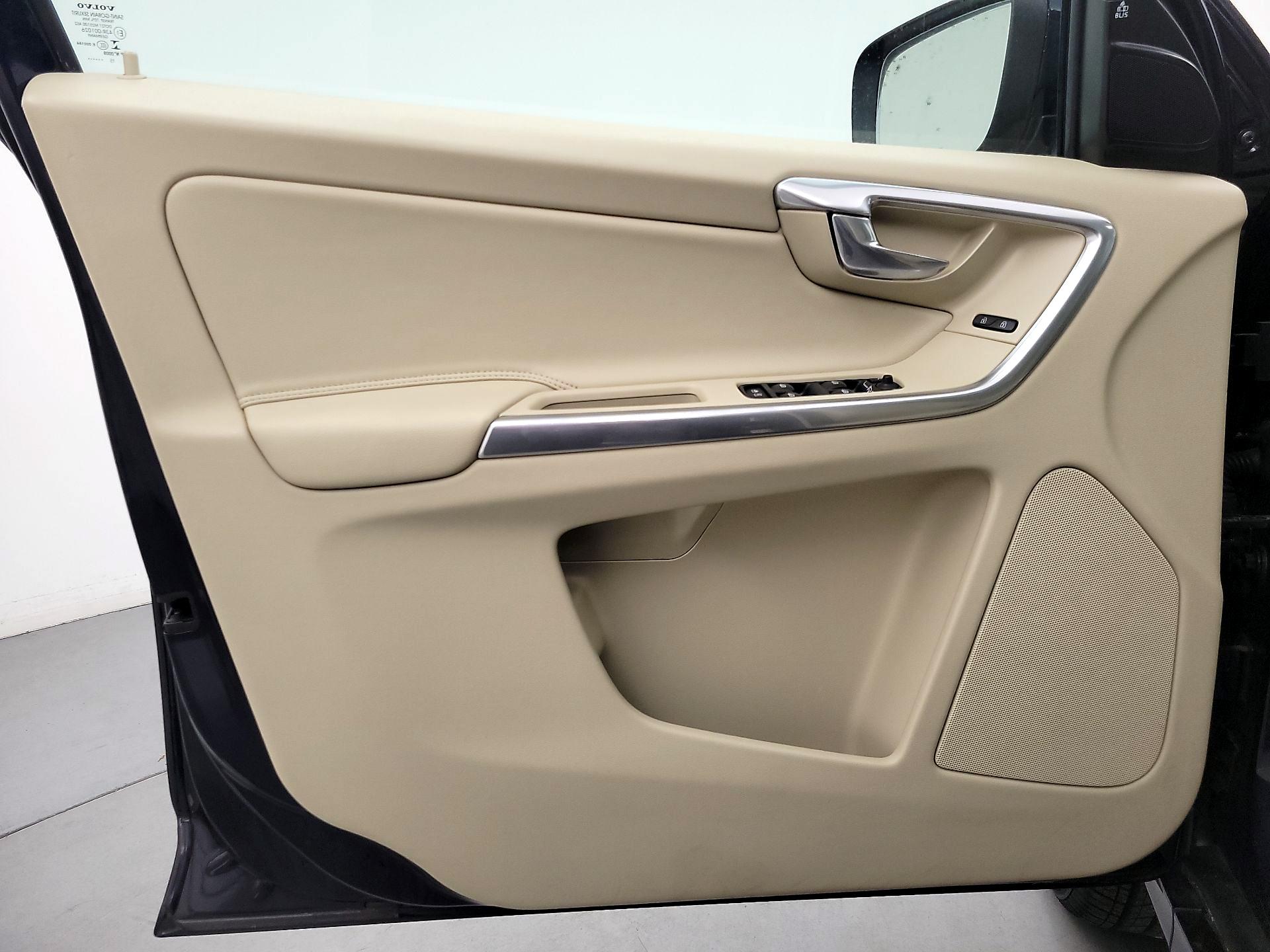 Thumbnail: 2016 Volvo XC60 - 12