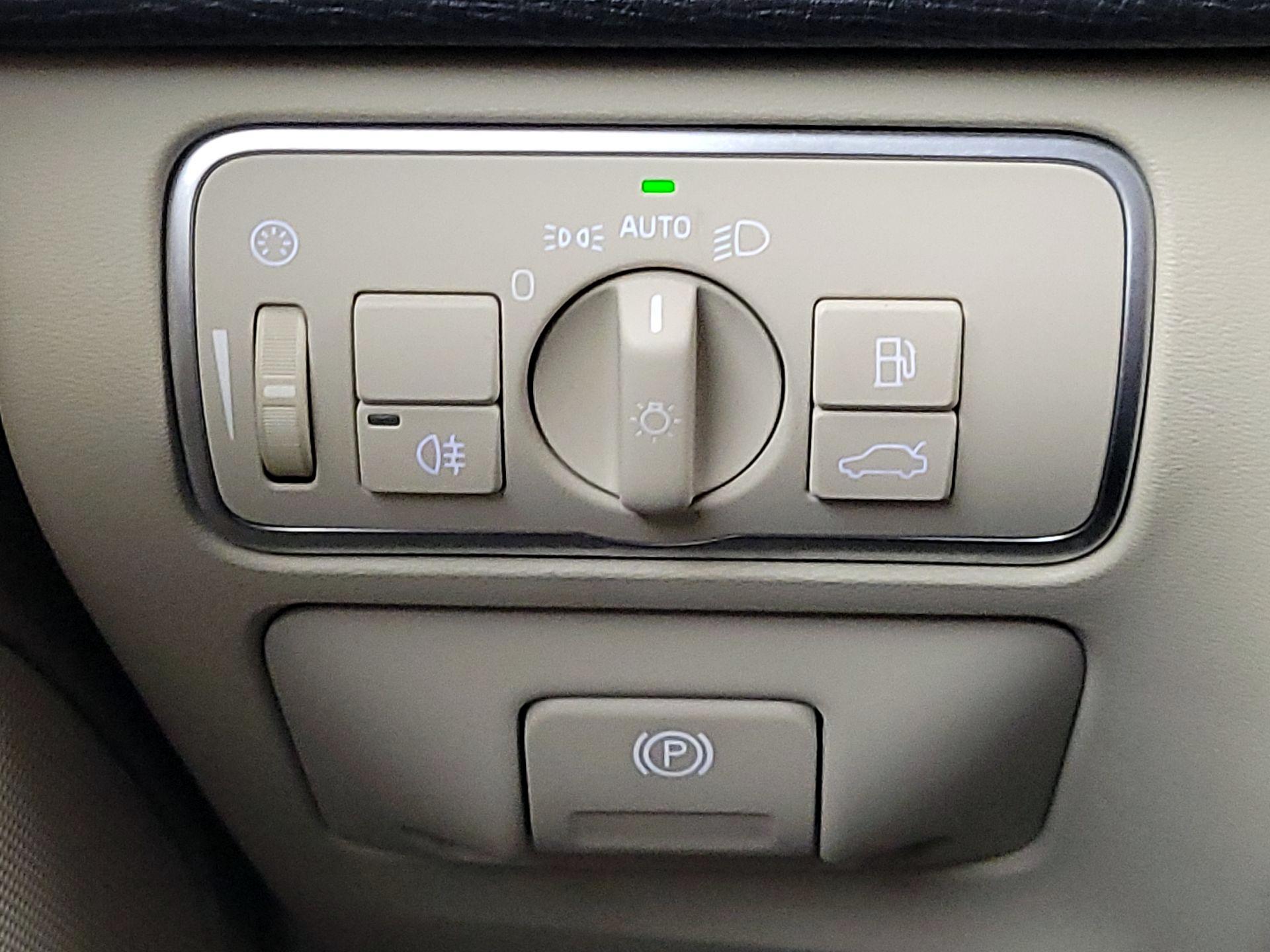 Thumbnail: 2016 Volvo XC60 - 13