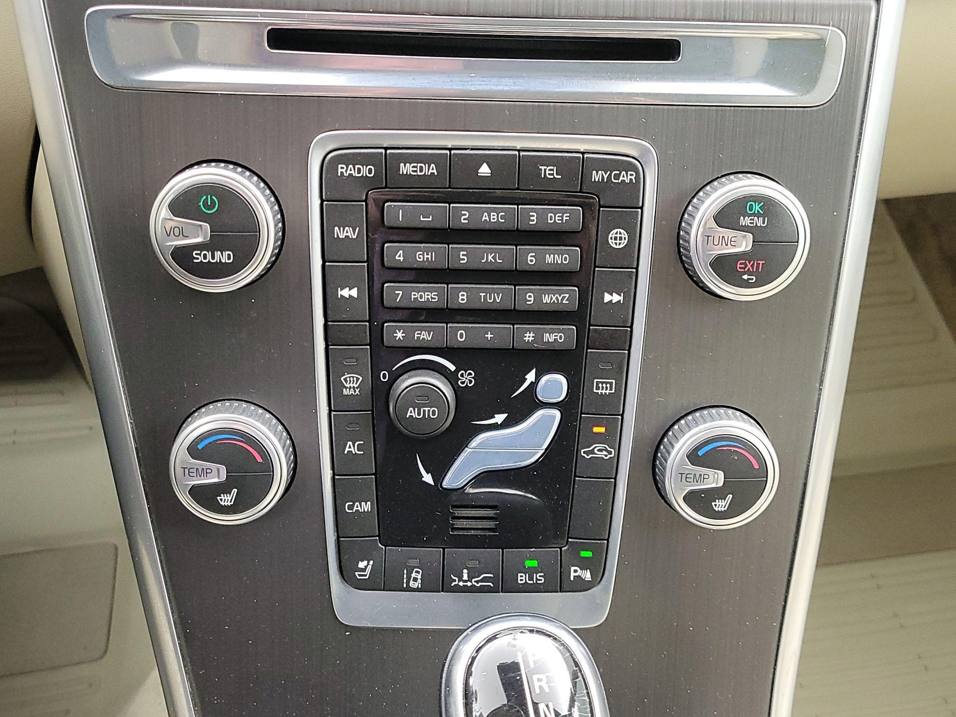 Thumbnail: 2016 Volvo XC60 - 16