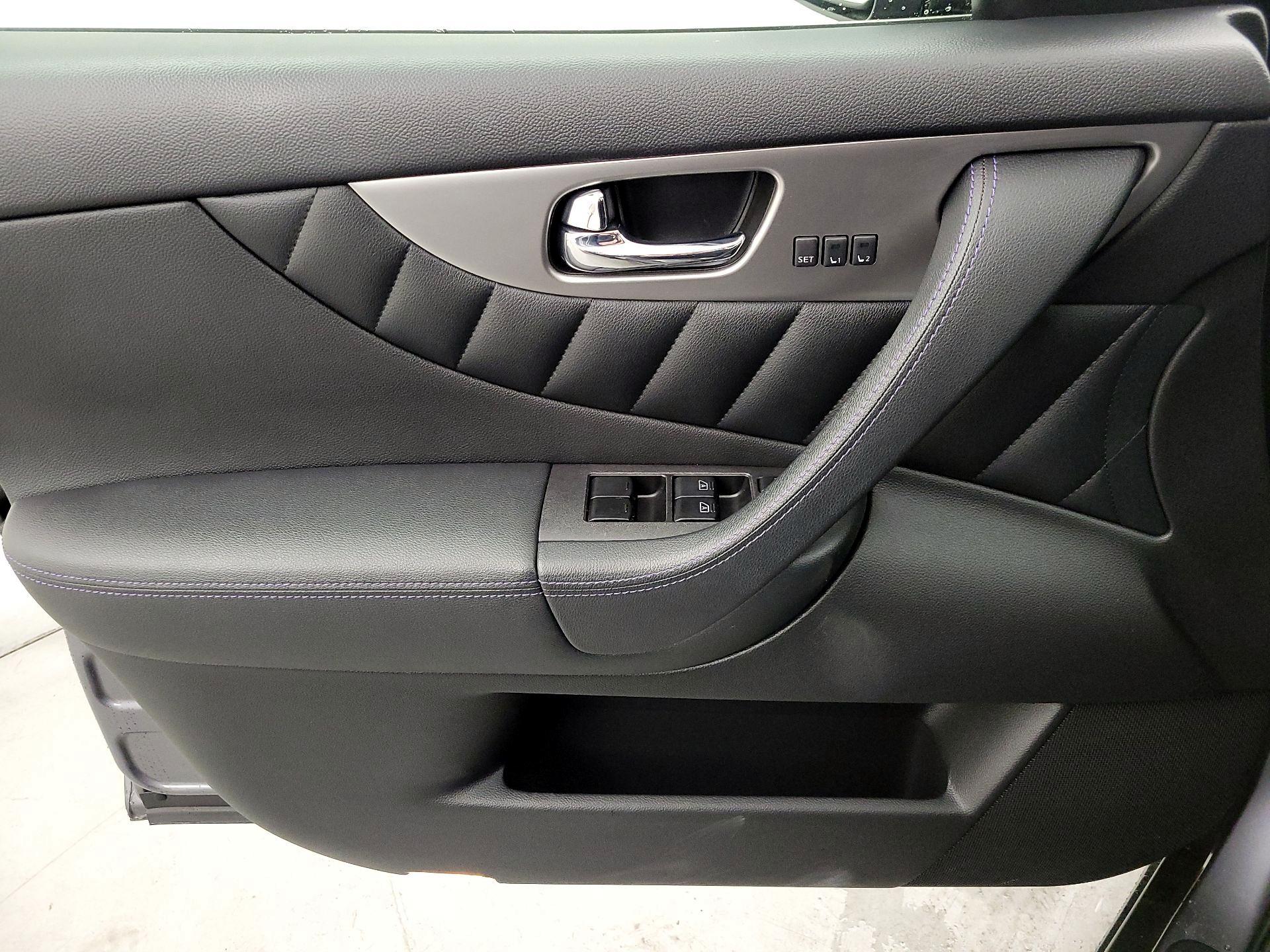 Thumbnail: 2016 INFINITI QX70 - 12