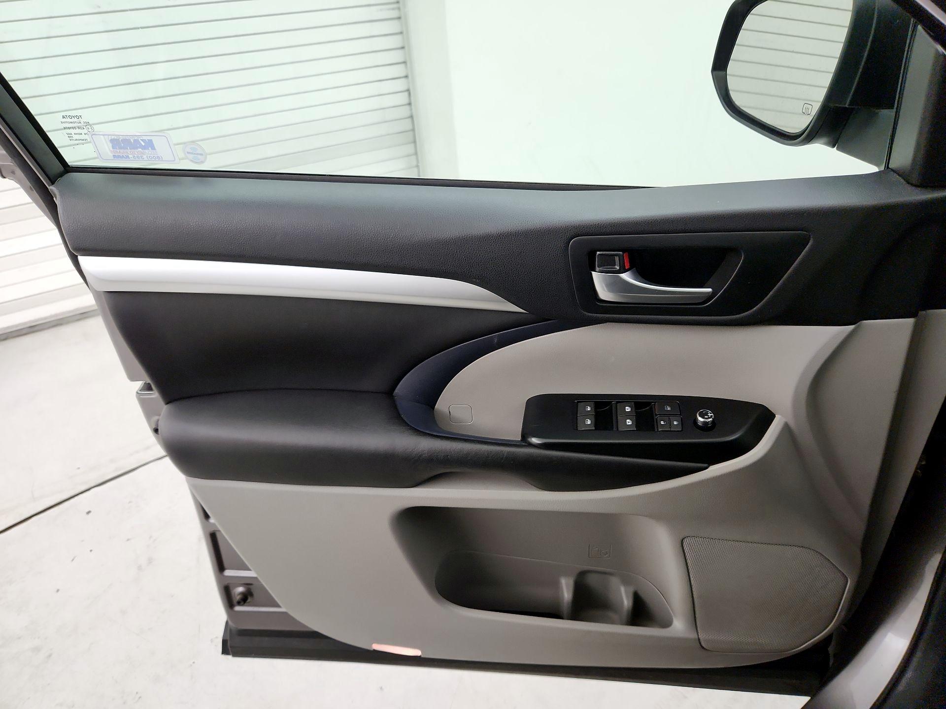 Thumbnail: 2016 Toyota Highlander - 12