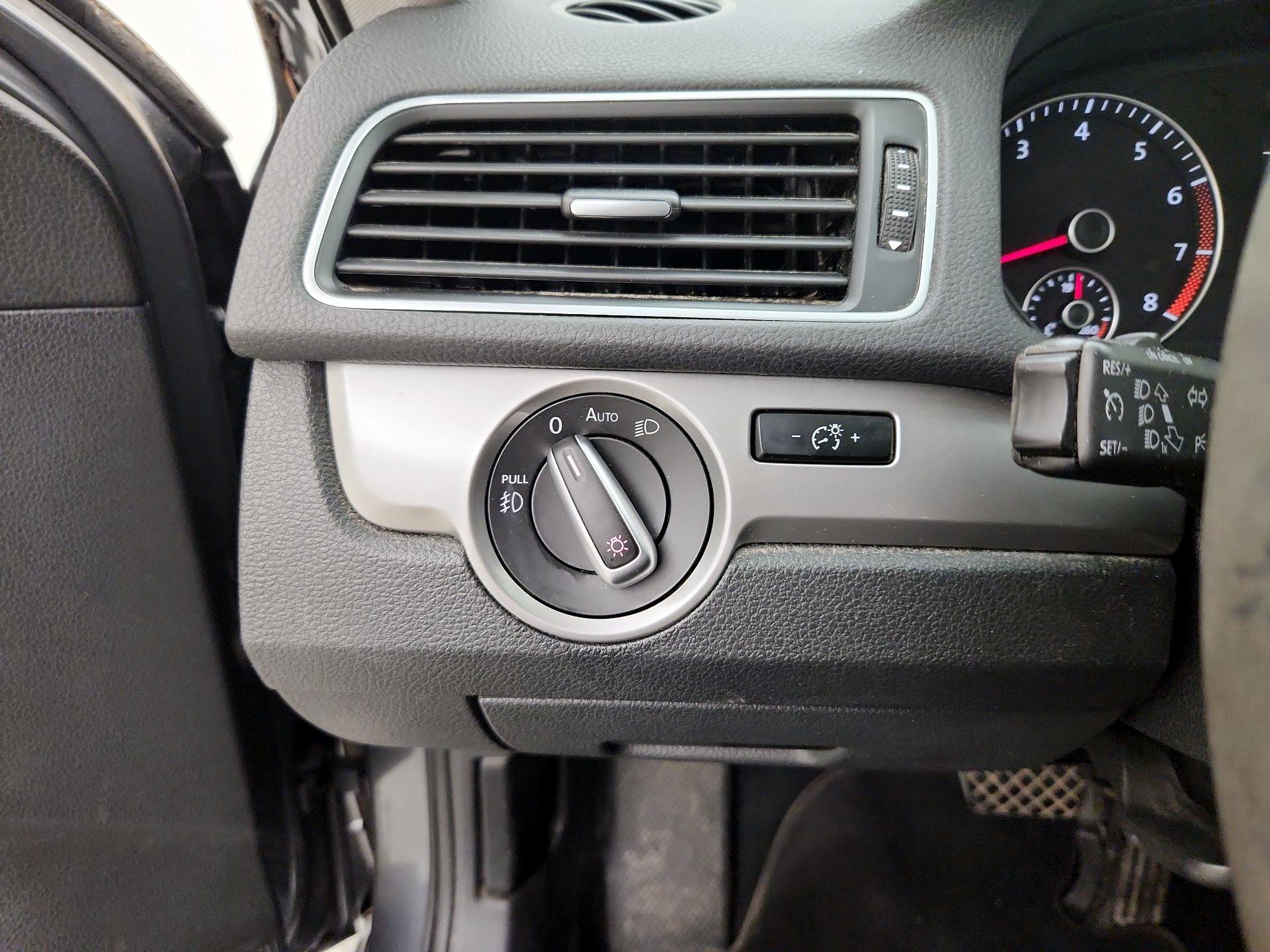 Thumbnail: 2015 Volkswagen Passat - 13