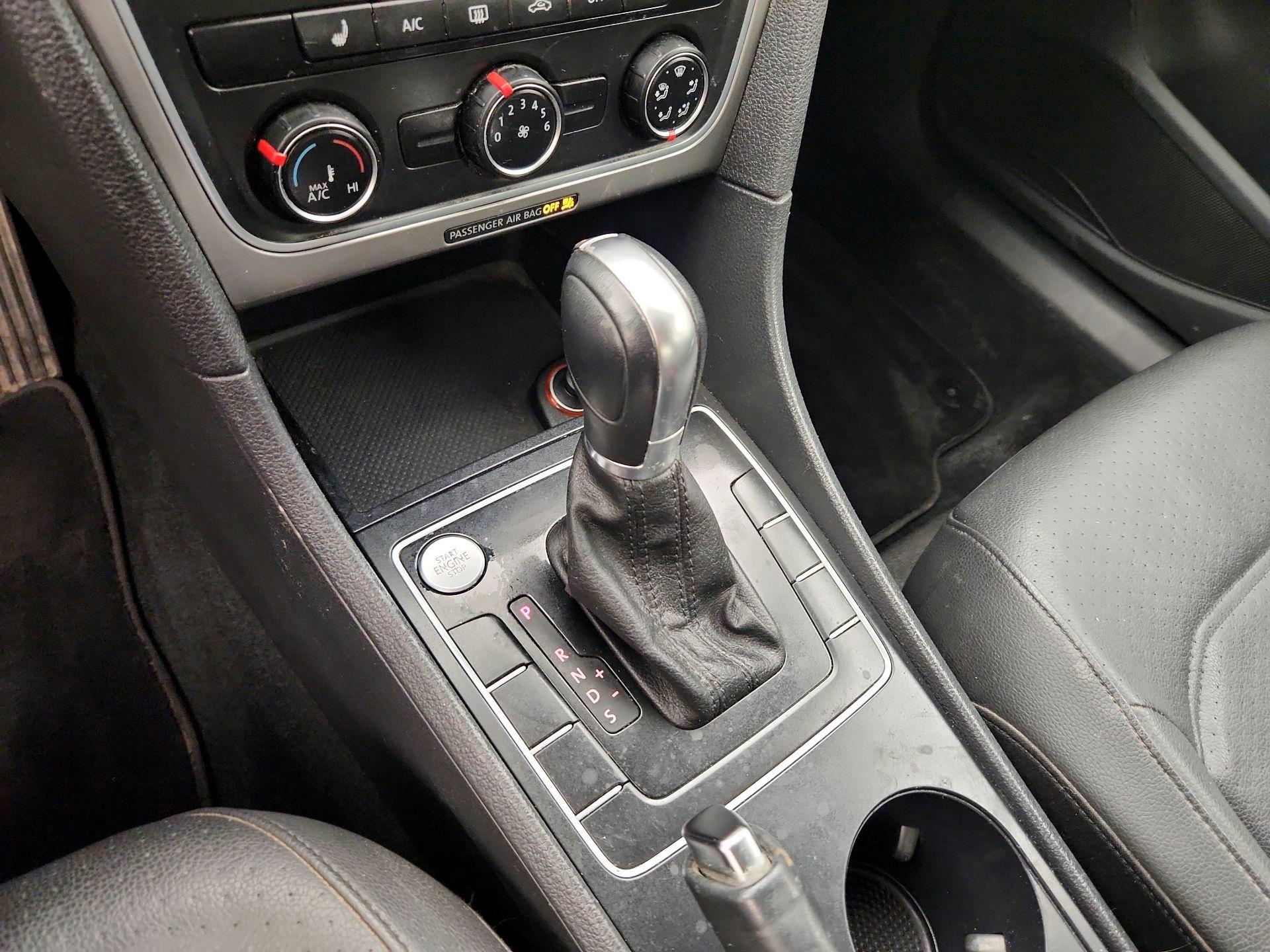 Thumbnail: 2015 Volkswagen Passat - 17