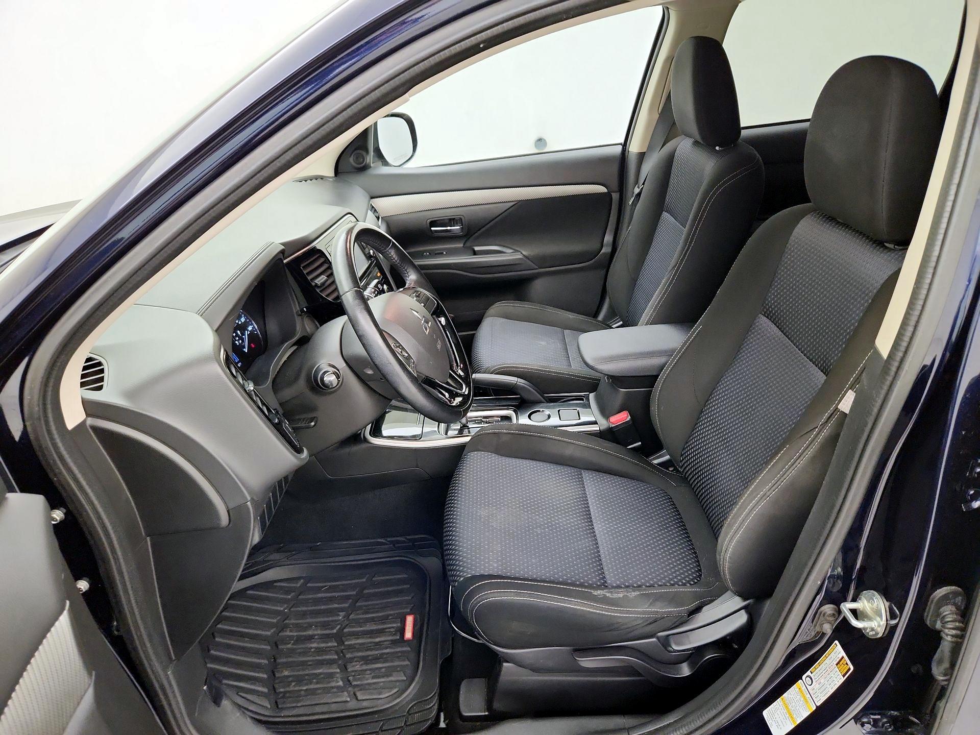 Thumbnail: 2017 Mitsubishi Outlander - 11