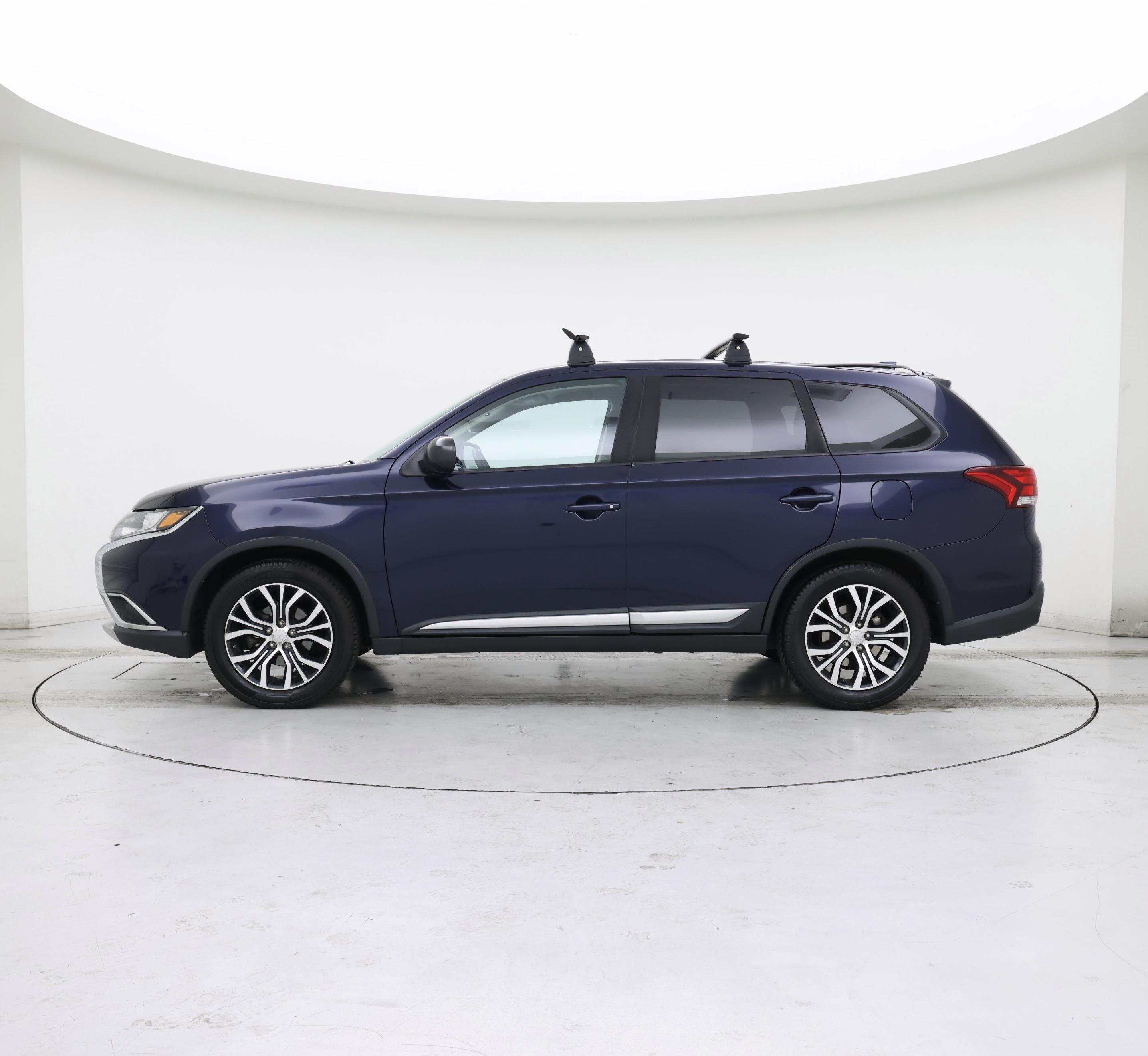 Thumbnail: 2017 Mitsubishi Outlander - 3