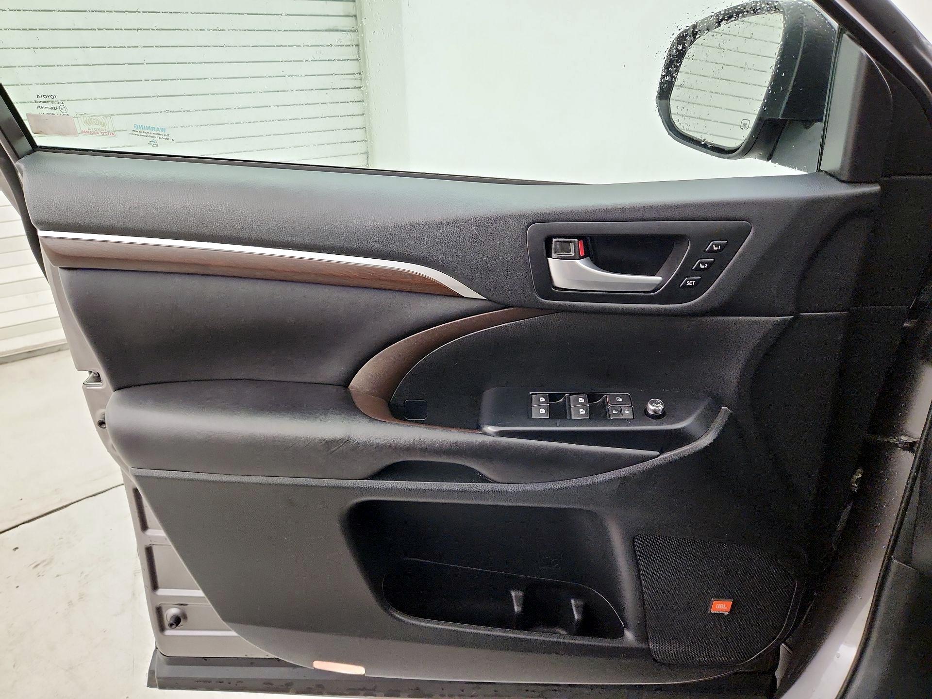 Thumbnail: 2016 Toyota Highlander - 12