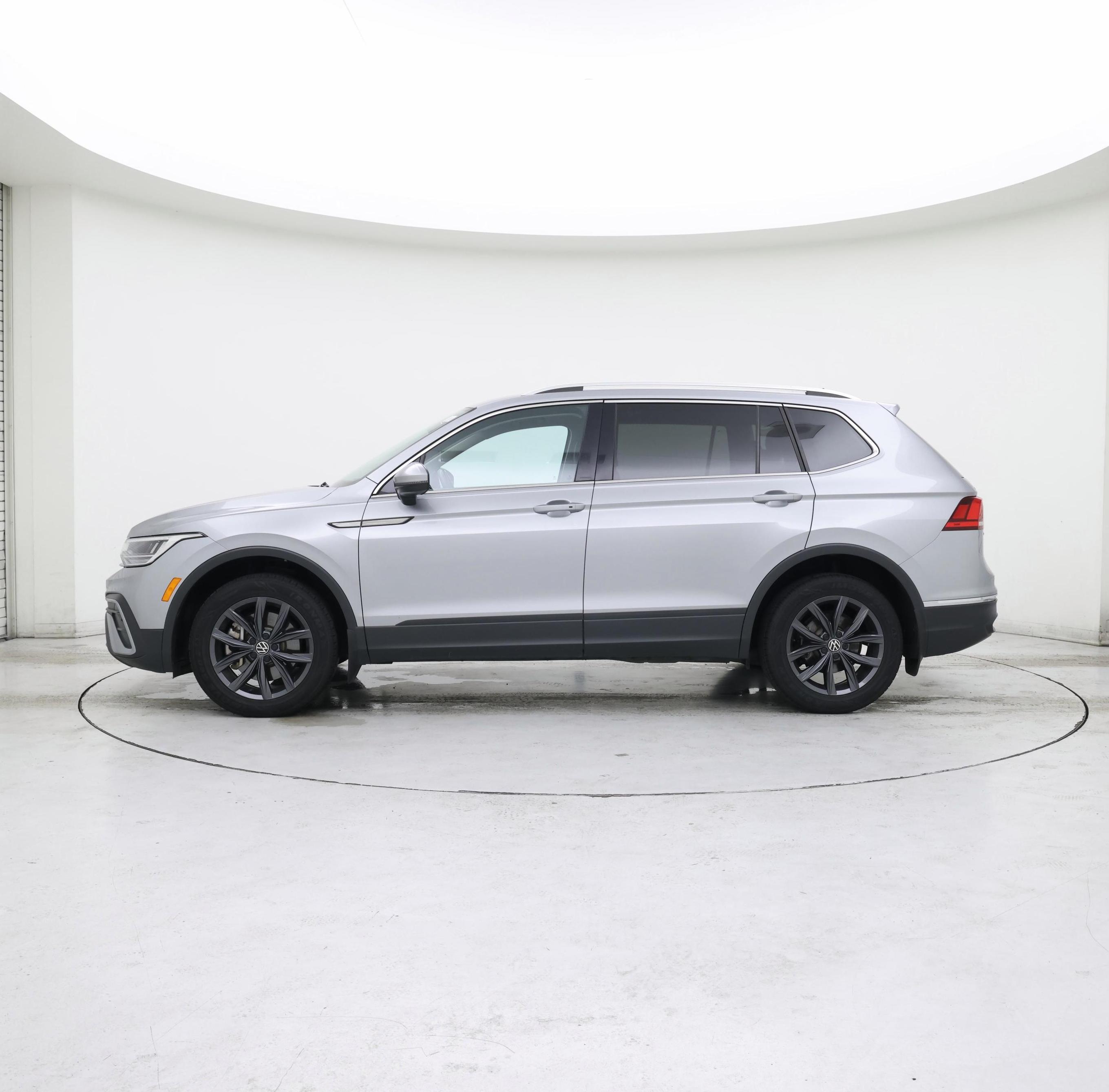 Thumbnail: 2022 Volkswagen Tiguan - 3