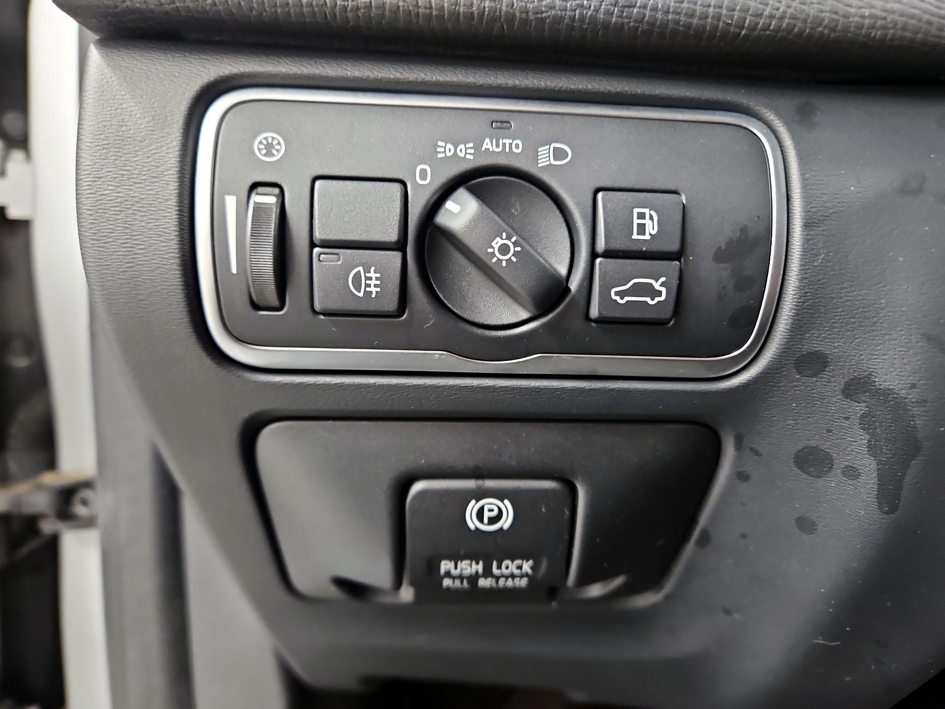 Thumbnail: 2015 Volvo XC60 - 13