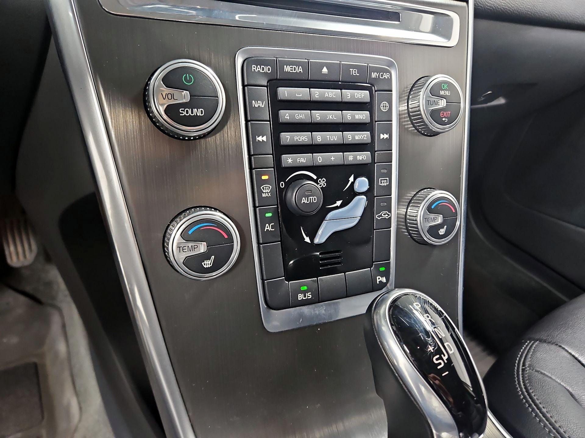 Thumbnail: 2015 Volvo XC60 - 16