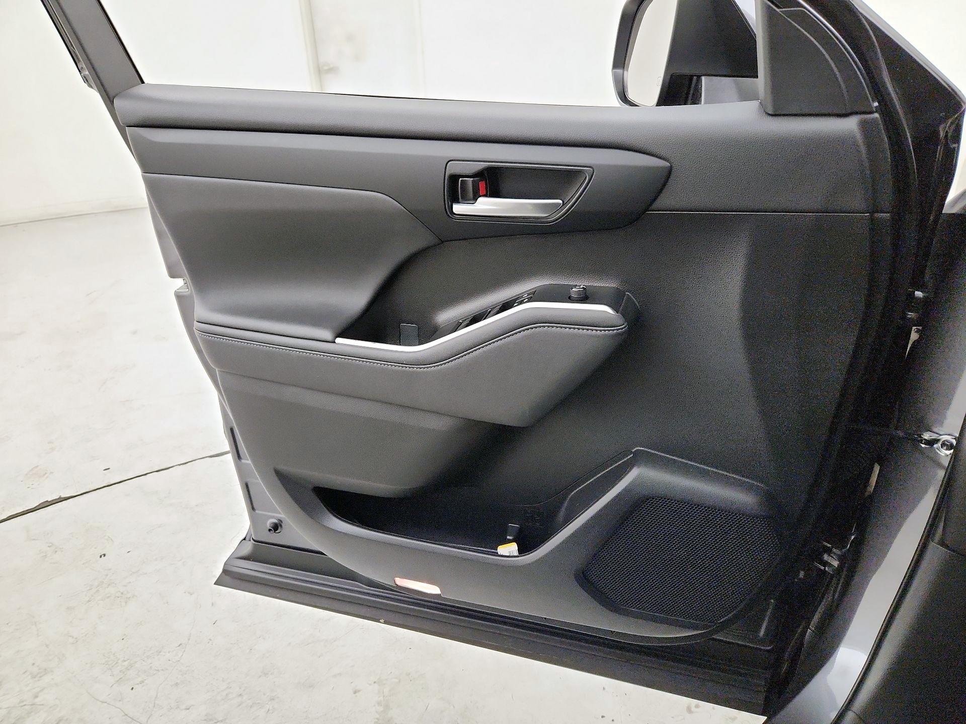 Thumbnail: 2023 Toyota Highlander - 12