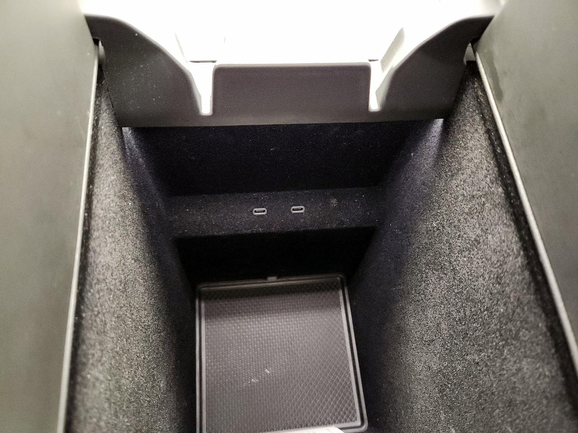 Thumbnail: 2024 Rivian R1S - 18