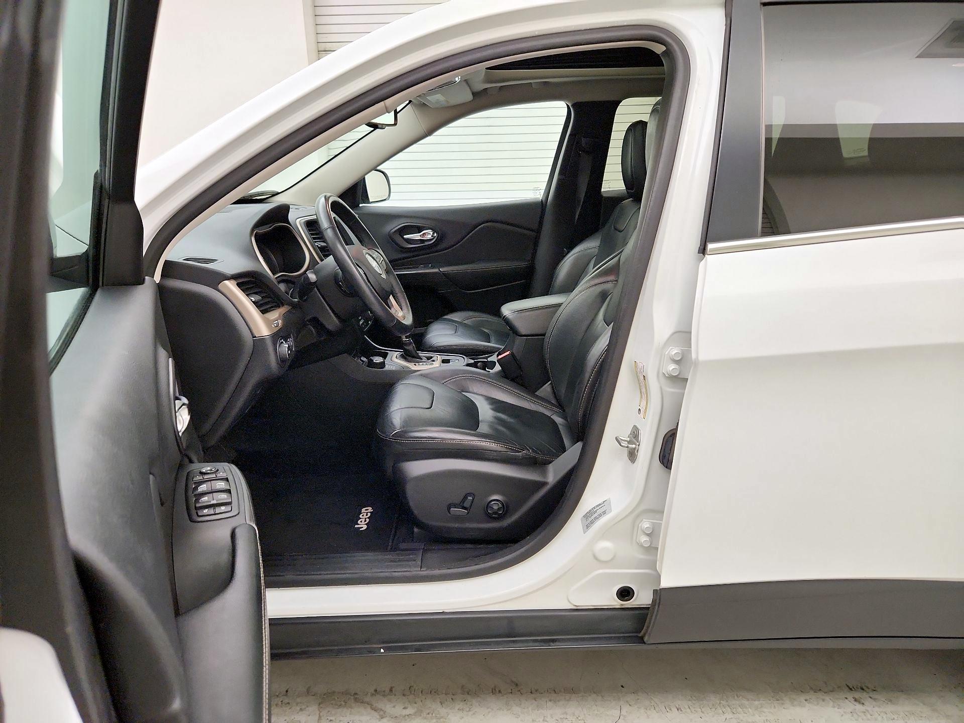 Thumbnail: 2016 Jeep Cherokee - 11