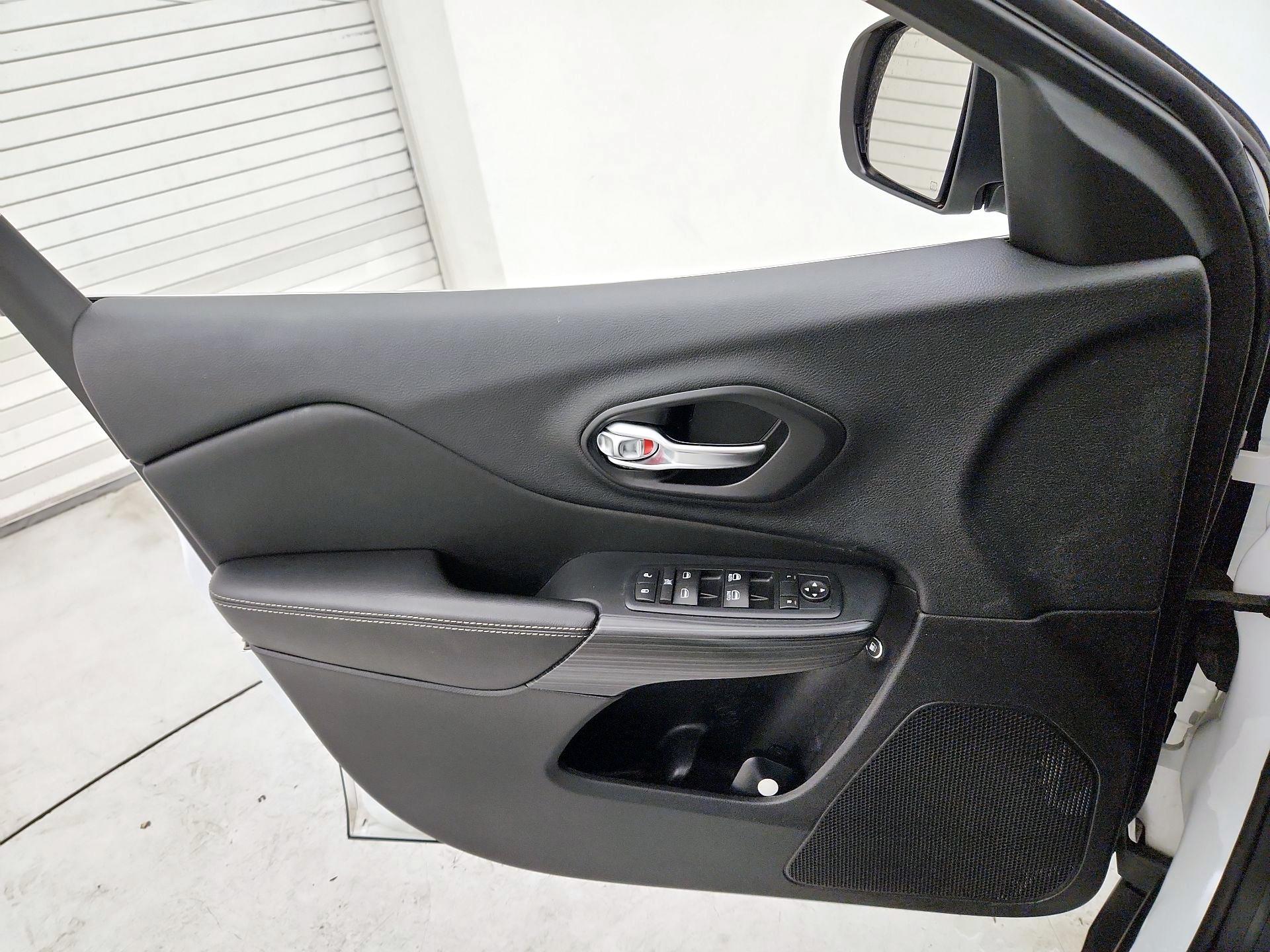 Thumbnail: 2016 Jeep Cherokee - 12