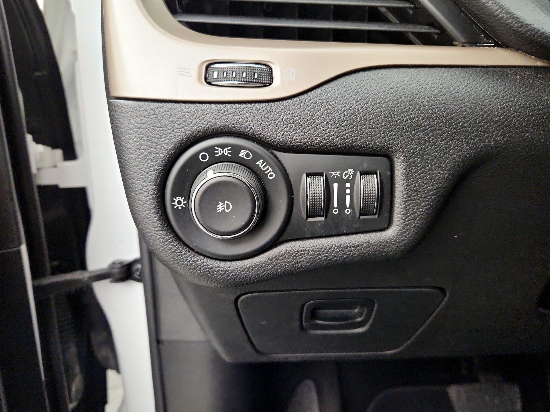 Thumbnail: 2016 Jeep Cherokee - 13