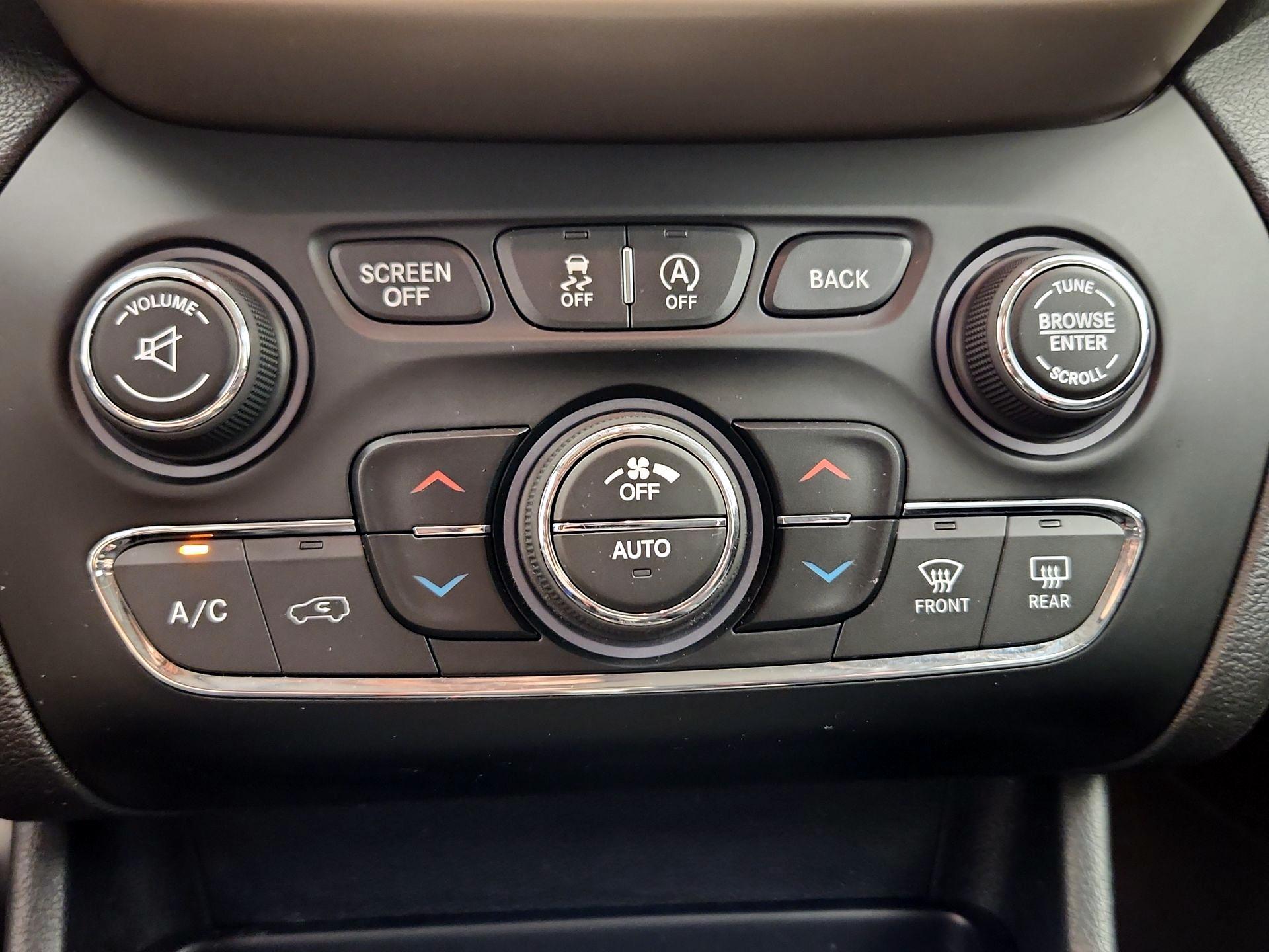 Thumbnail: 2016 Jeep Cherokee - 16