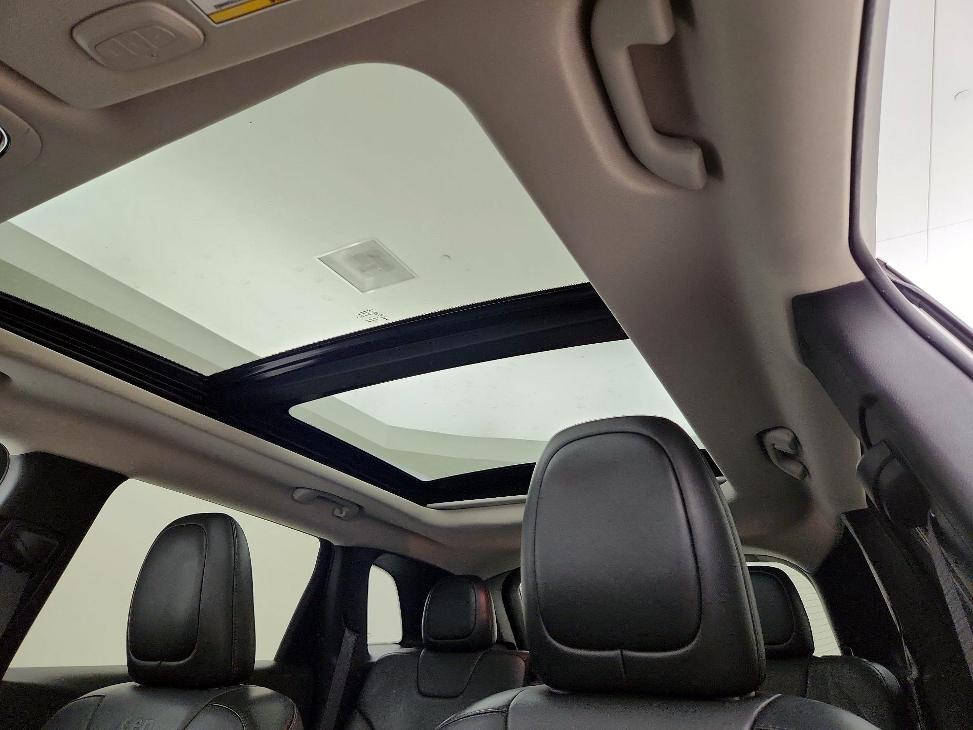 Thumbnail: 2016 Jeep Cherokee - 19