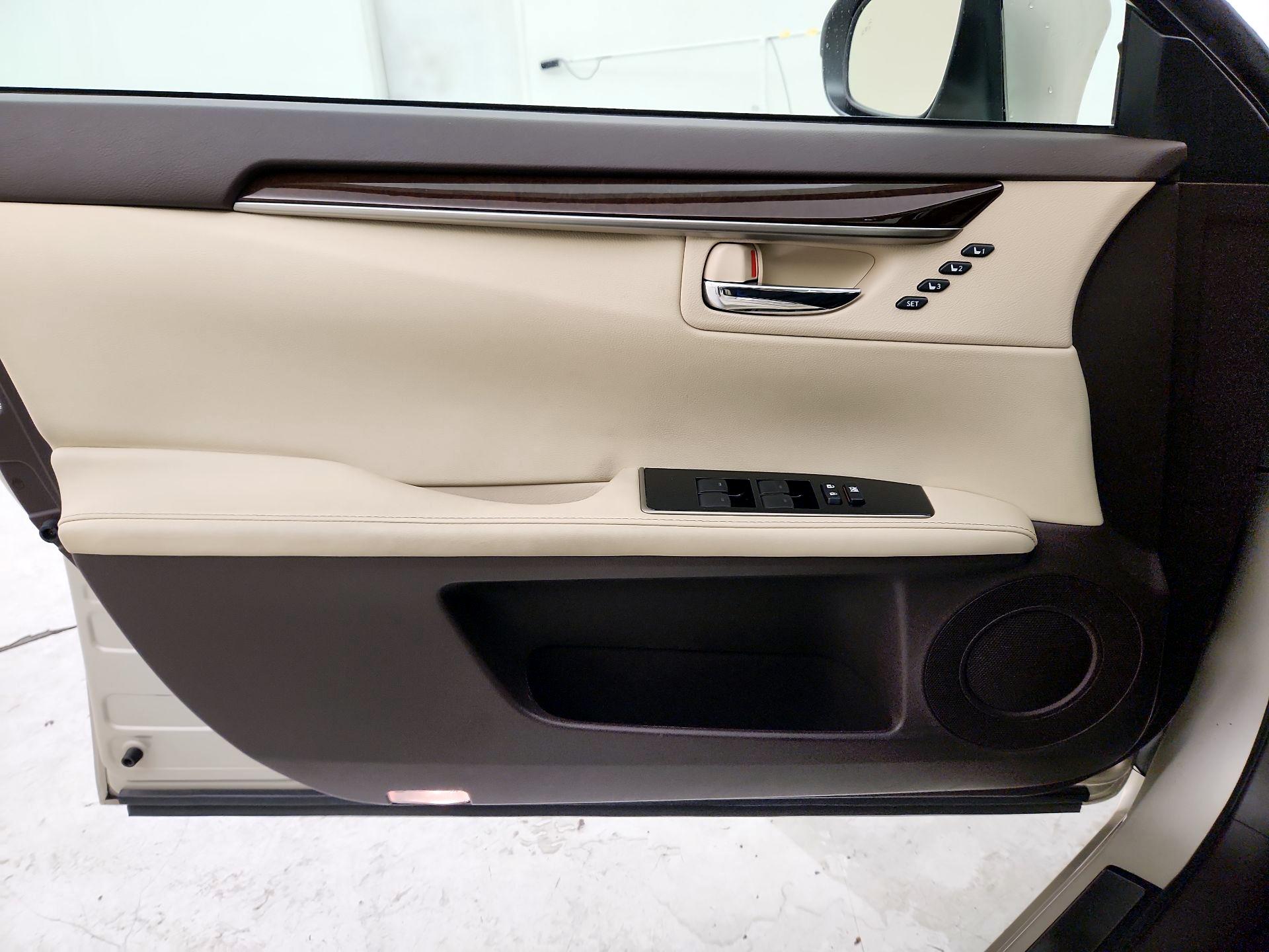 Thumbnail: 2017 Lexus ES - 12