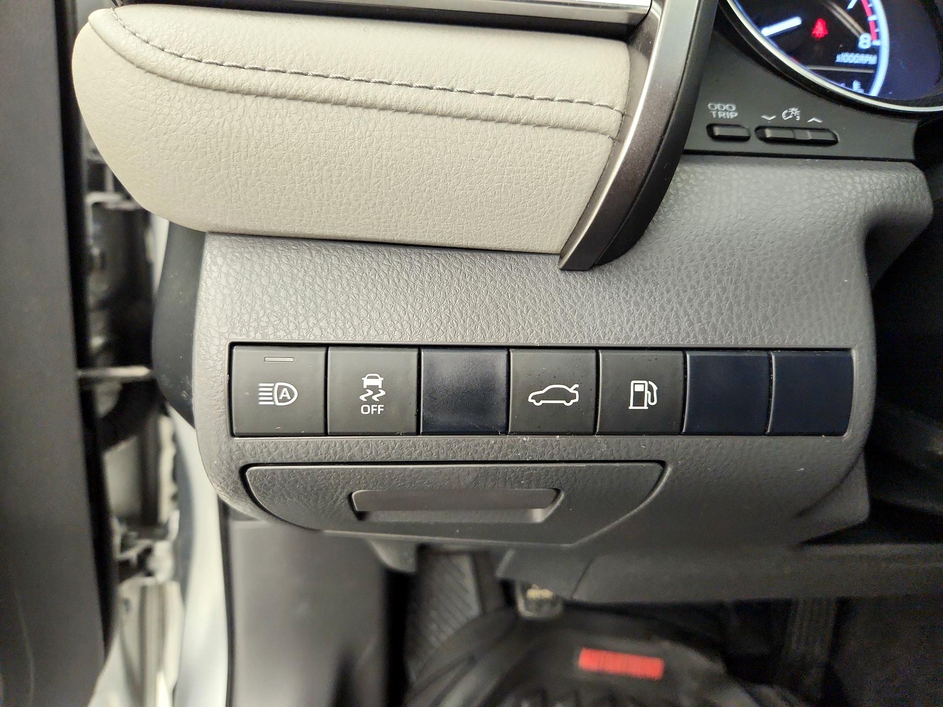 Thumbnail: 2018 Toyota Camry - 13